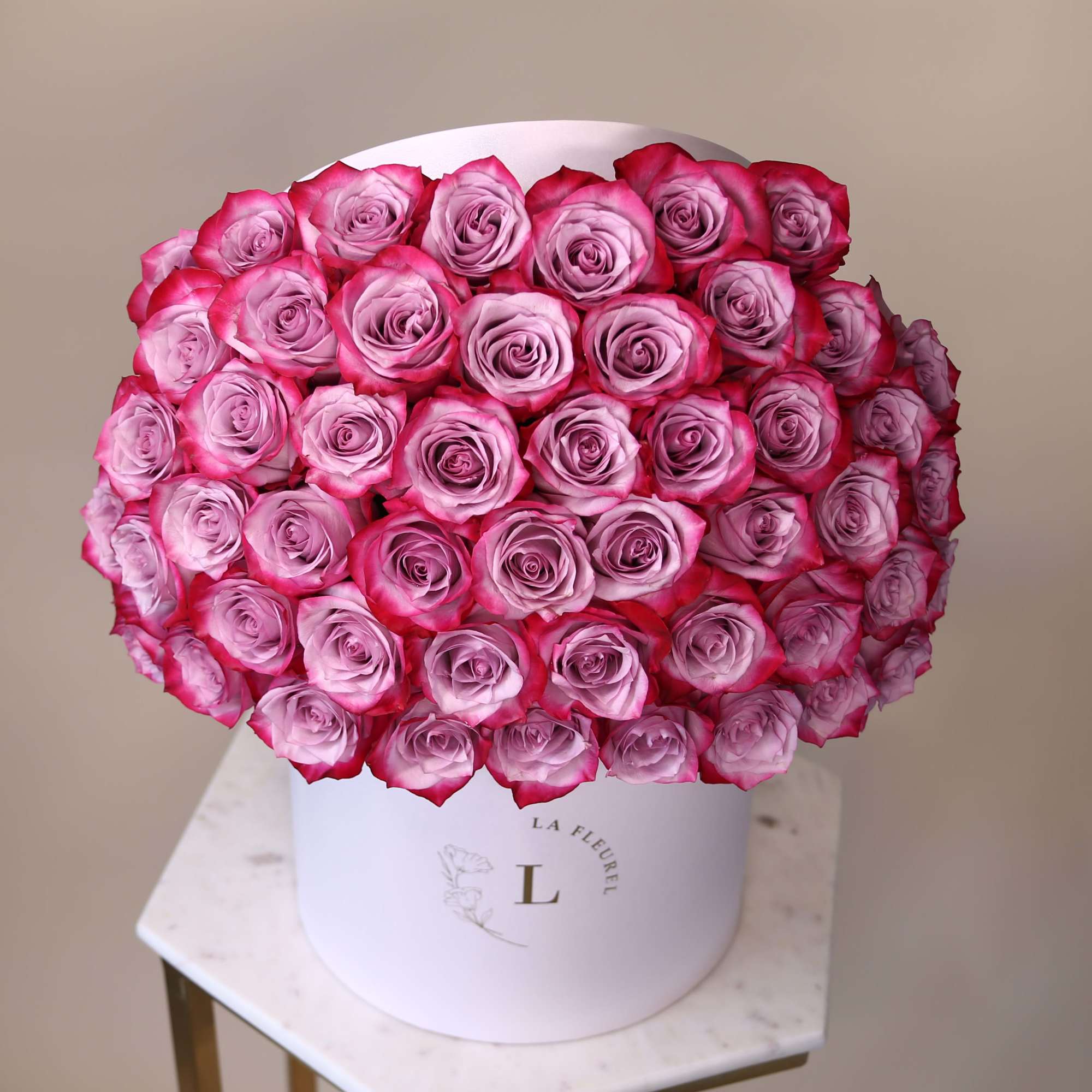This beautiful box contains a combination of 45 to 50 fresh roses