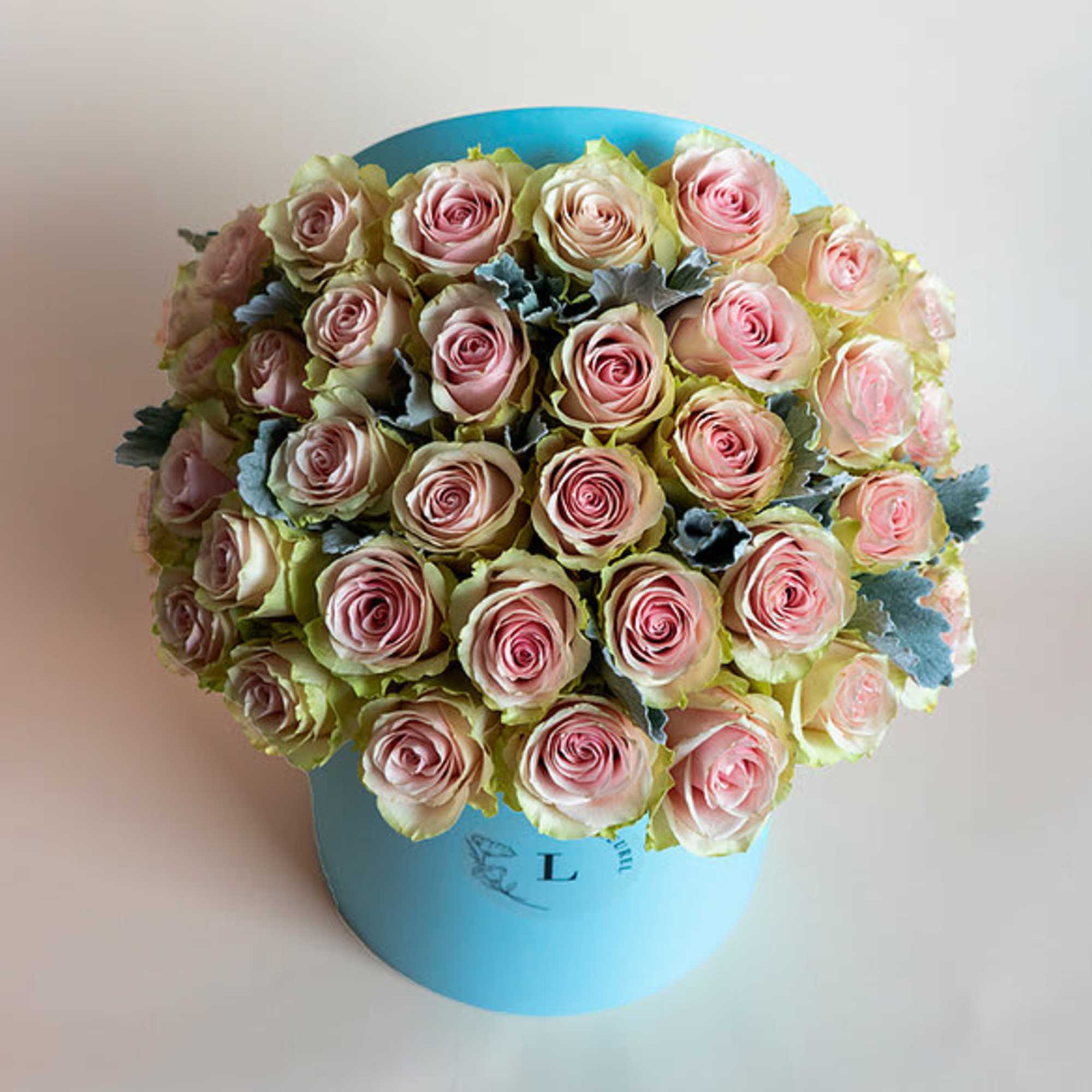 This beautiful box contains a combination of 45 to 50 fresh roses
