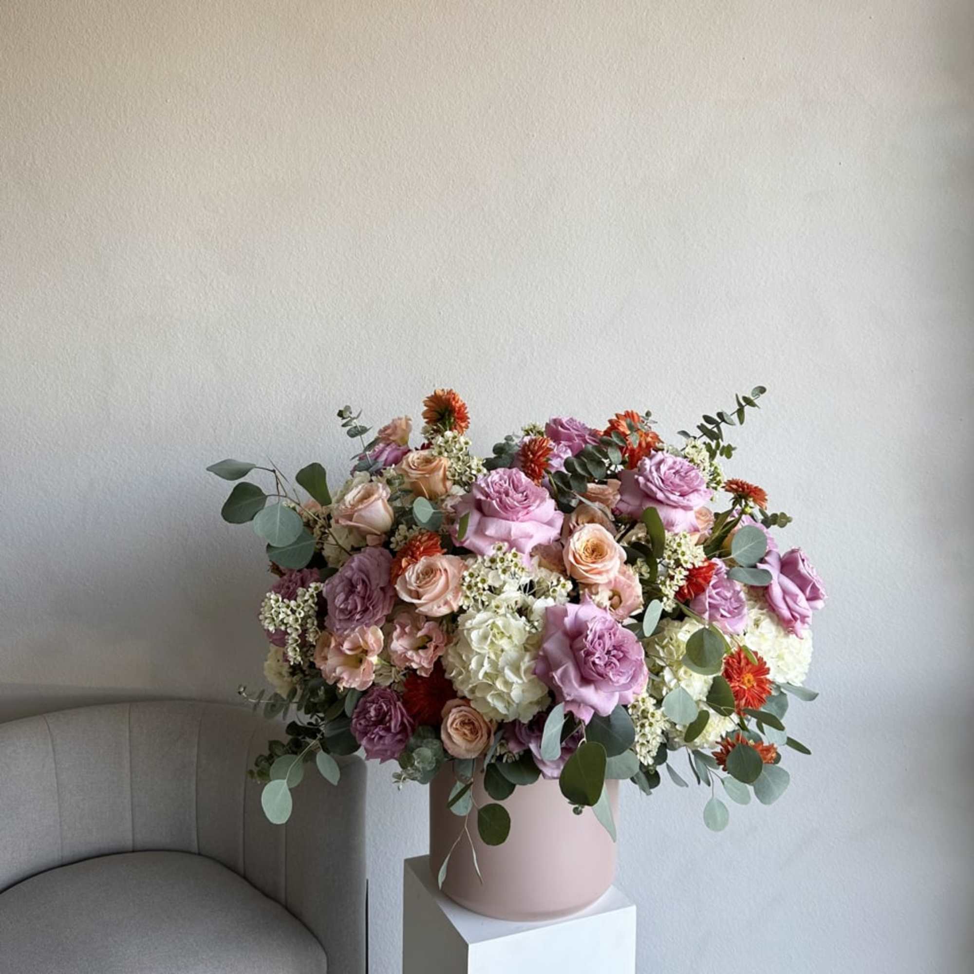 Immerse yourself in the splendor of nature with our Gigantic Bloom Bouquet.