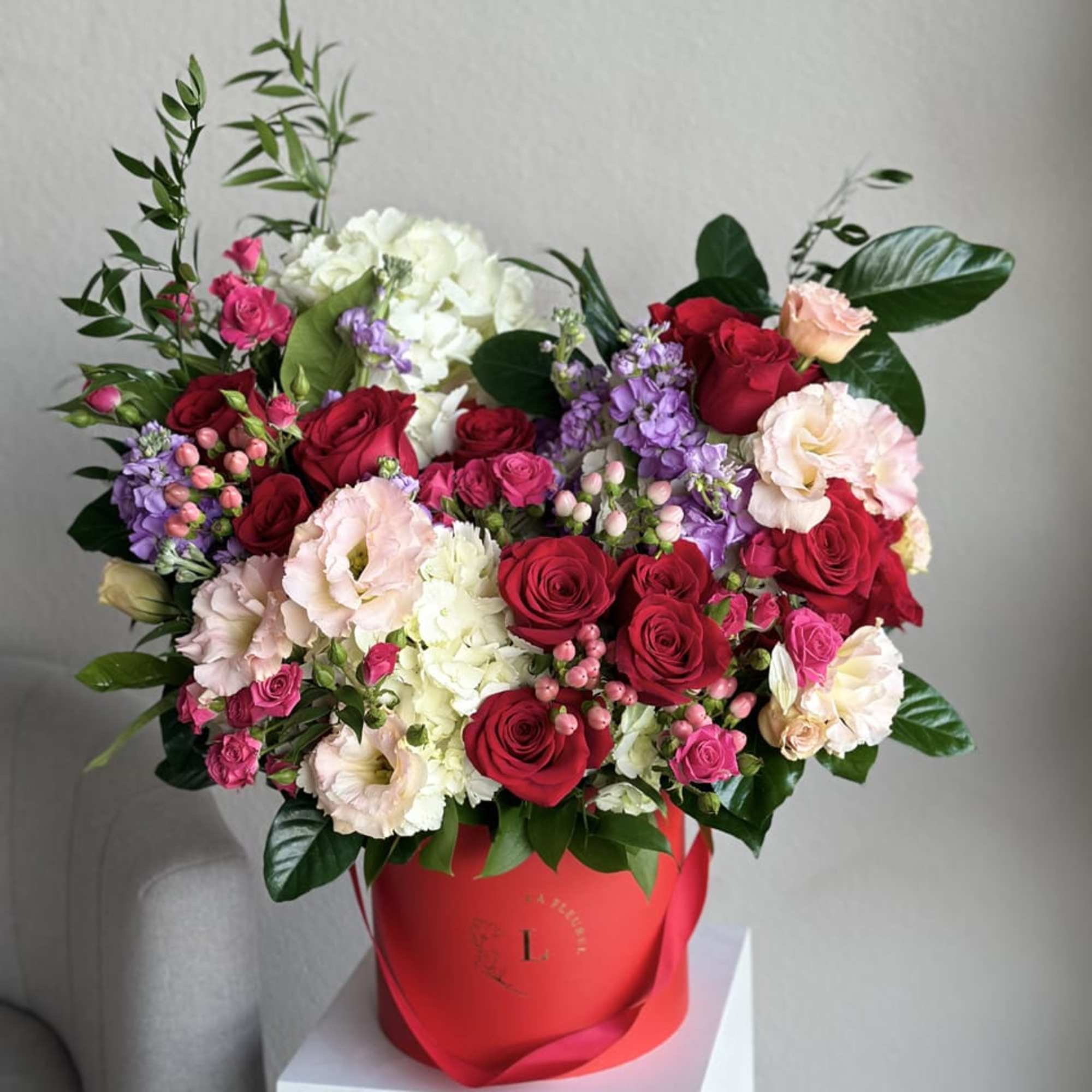 An embodiment of passion and elegance, our Scarlet Rose Box is a