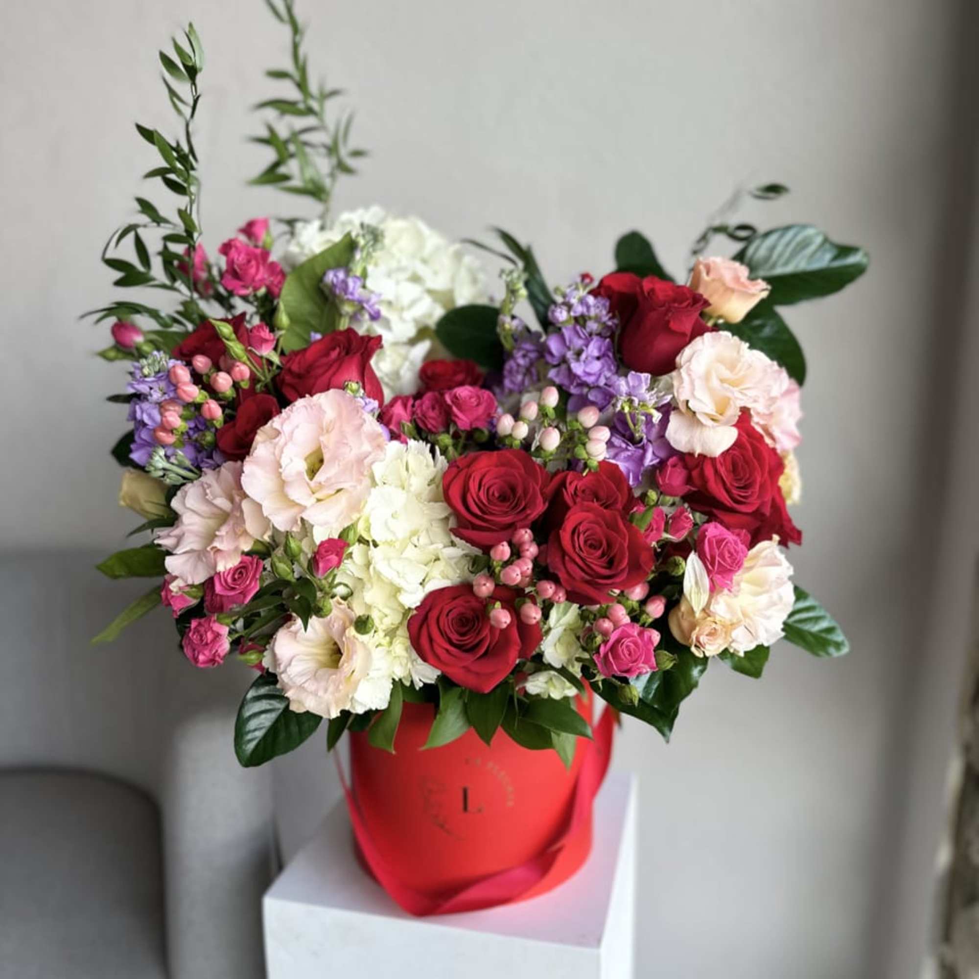 An embodiment of passion and elegance, our Scarlet Rose Box is a