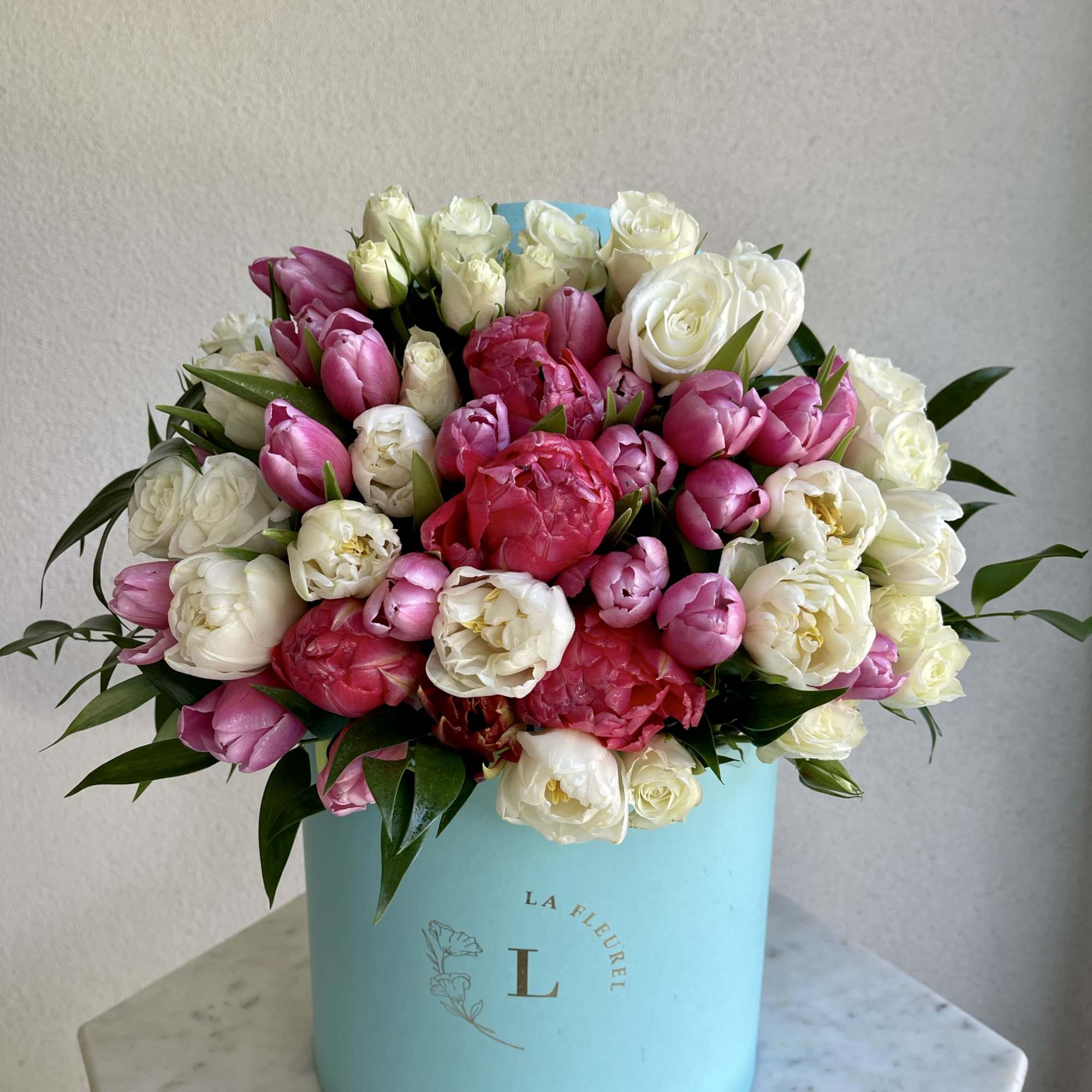 This beautiful box contains a combination of 14 to 17 fresh tulips