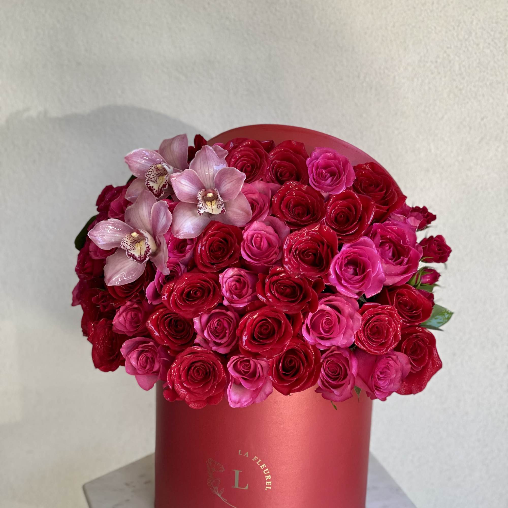 This beautiful box contains a combination of 45 to 50 fresh roses