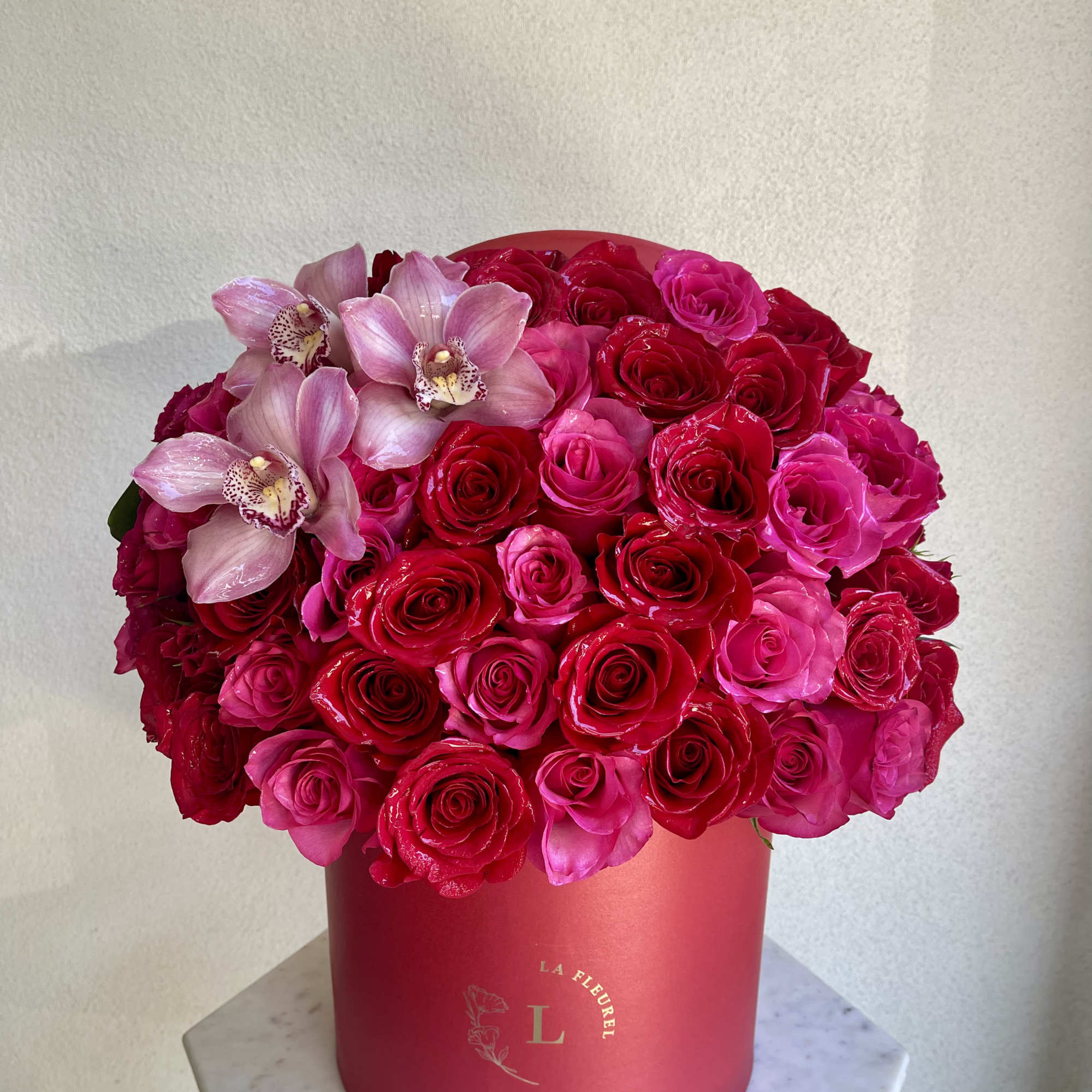 This beautiful box contains a combination of 45 to 50 fresh roses