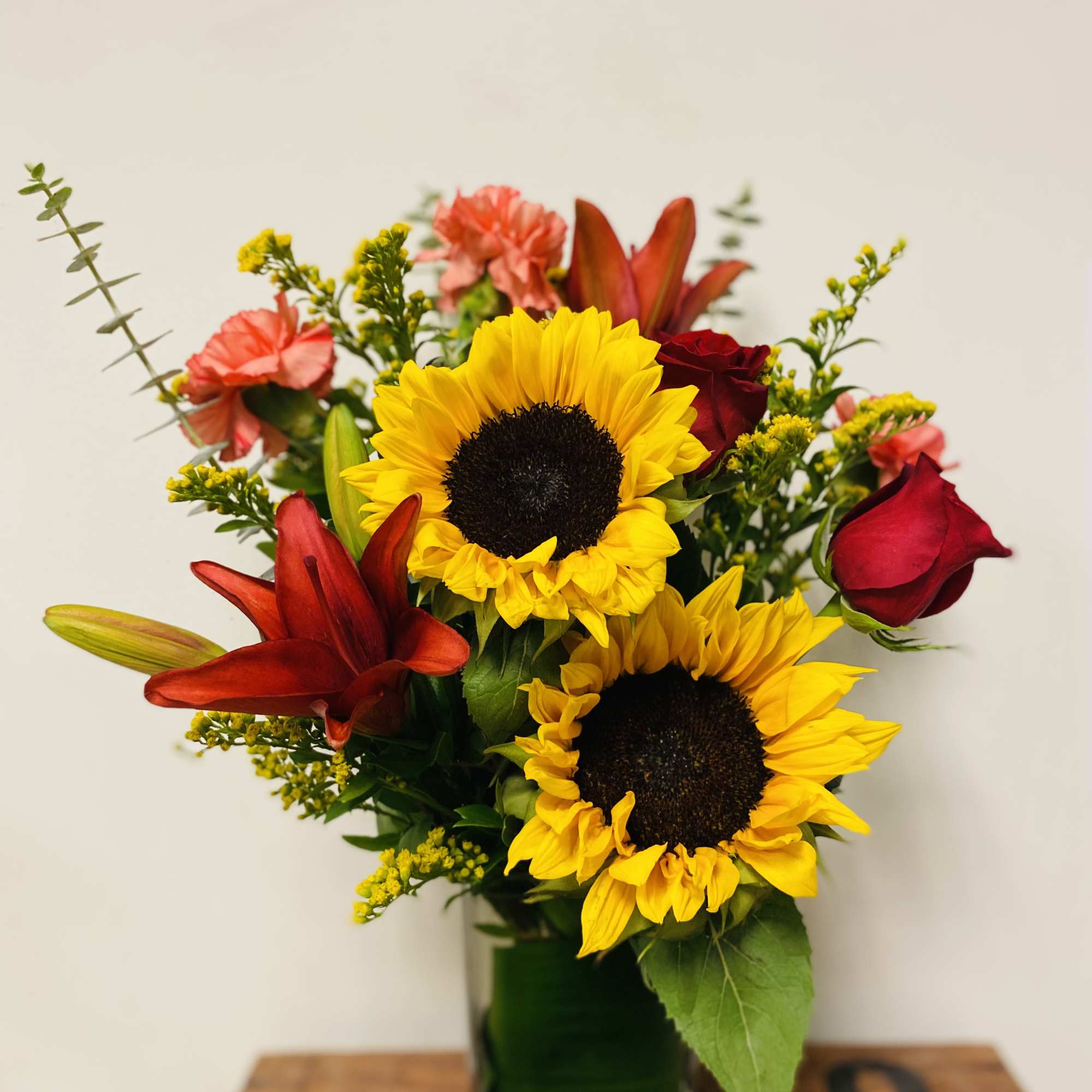 The Vibrant Views Bouquet brings cheer with each sunlit bloom. Gorgeous sunflowers