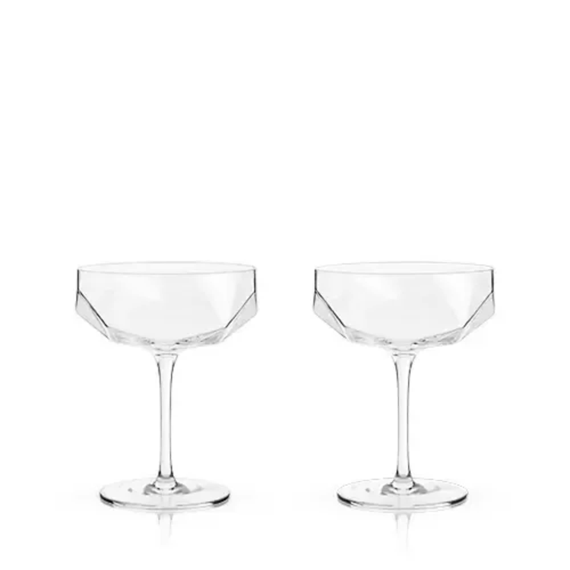 Splitting off from a star-shaped base, trigonal sides make this Poly faceted