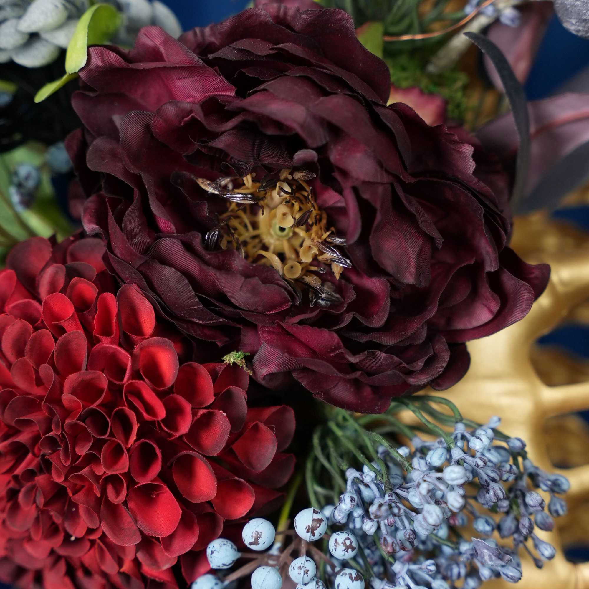 Golden Elegance Hallow&#039;s Skeleton - This exquisite masterpiece seamlessly harmonizes sophistication with