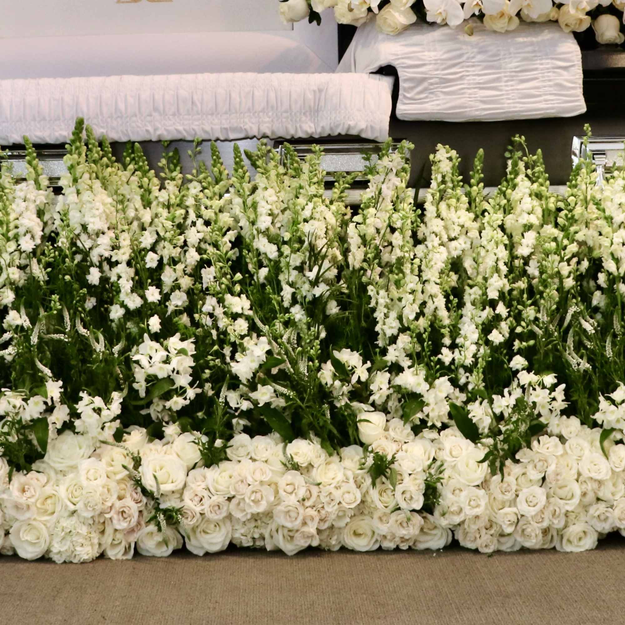 This arrangement highlights the casket of your loved one. 

It measures 8ft