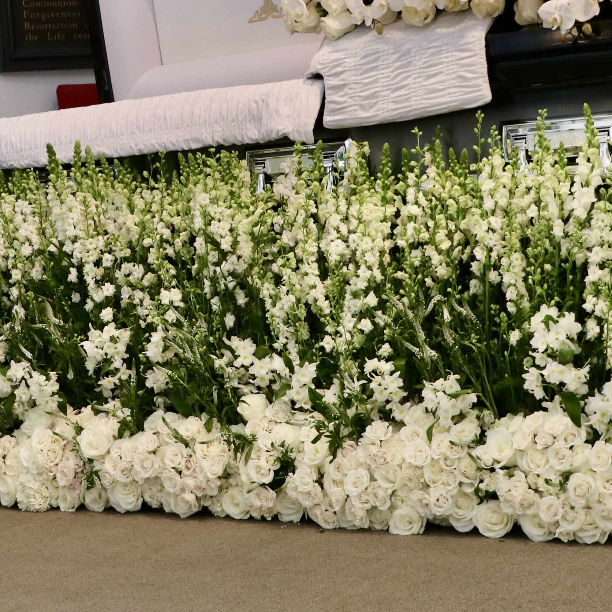 This arrangement highlights the casket of your loved one. 

It measures 8ft