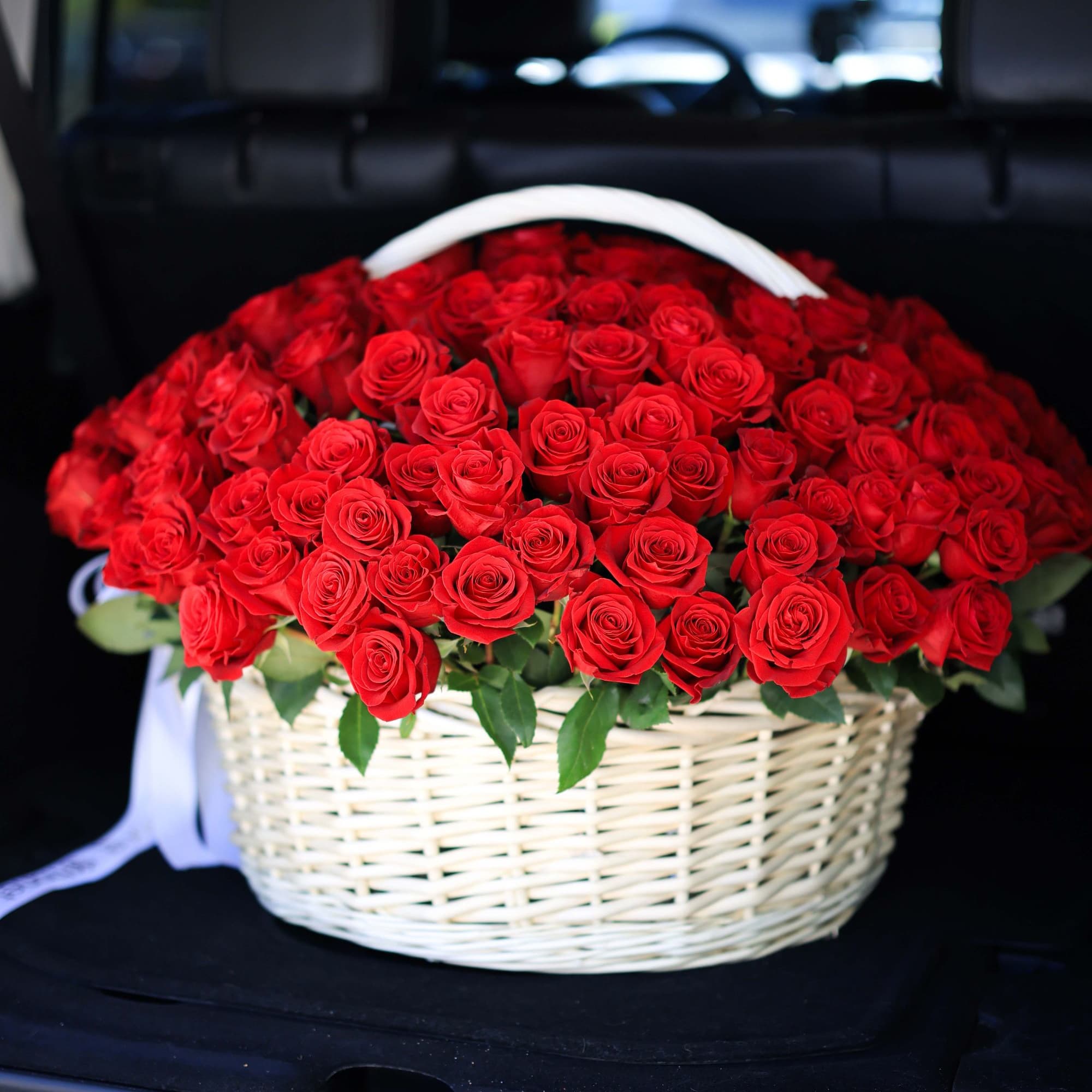 Red roses in a basket in Studio City, CA | Flonet US