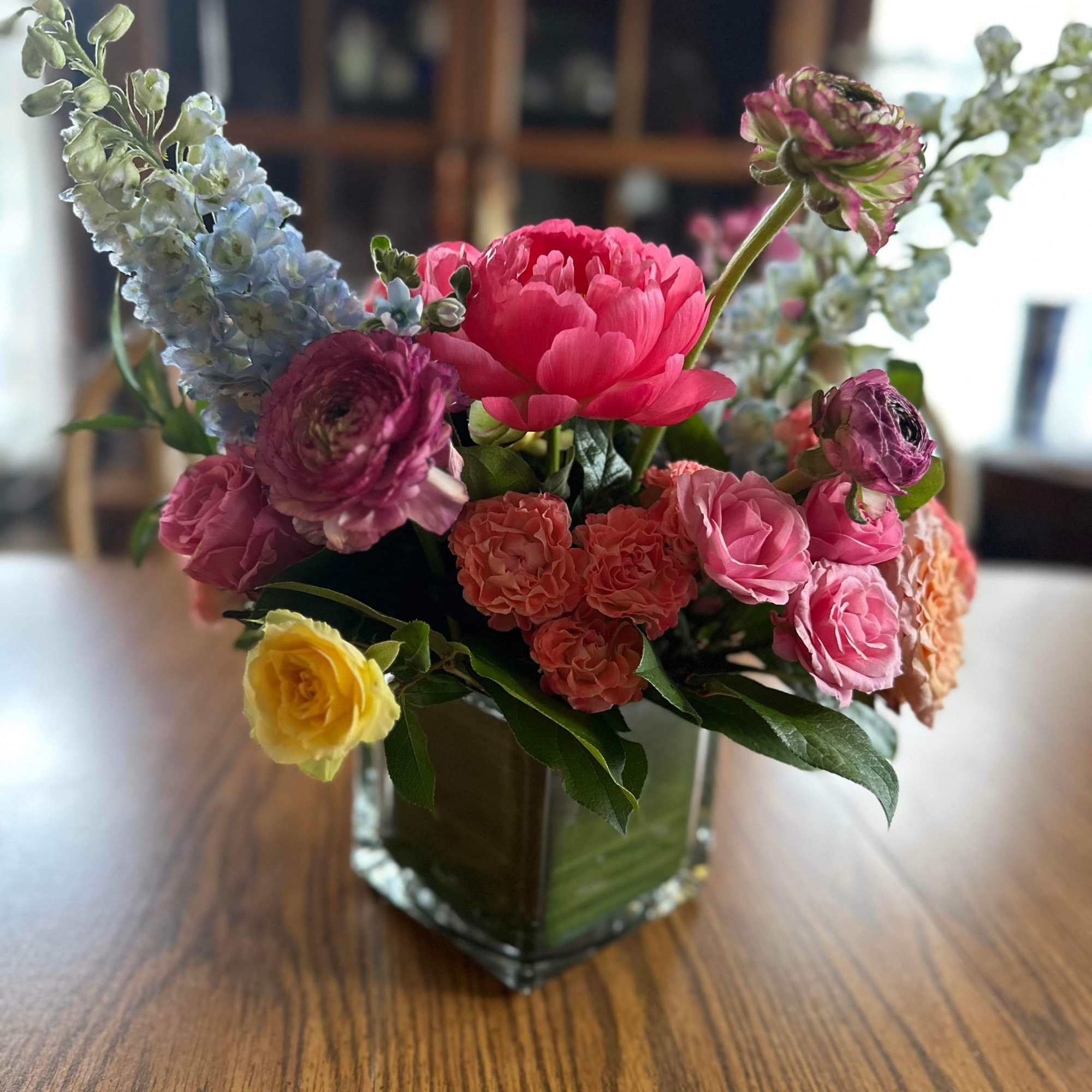 It sounds like you&#039;re looking for a beautiful flower arrangement to brighten