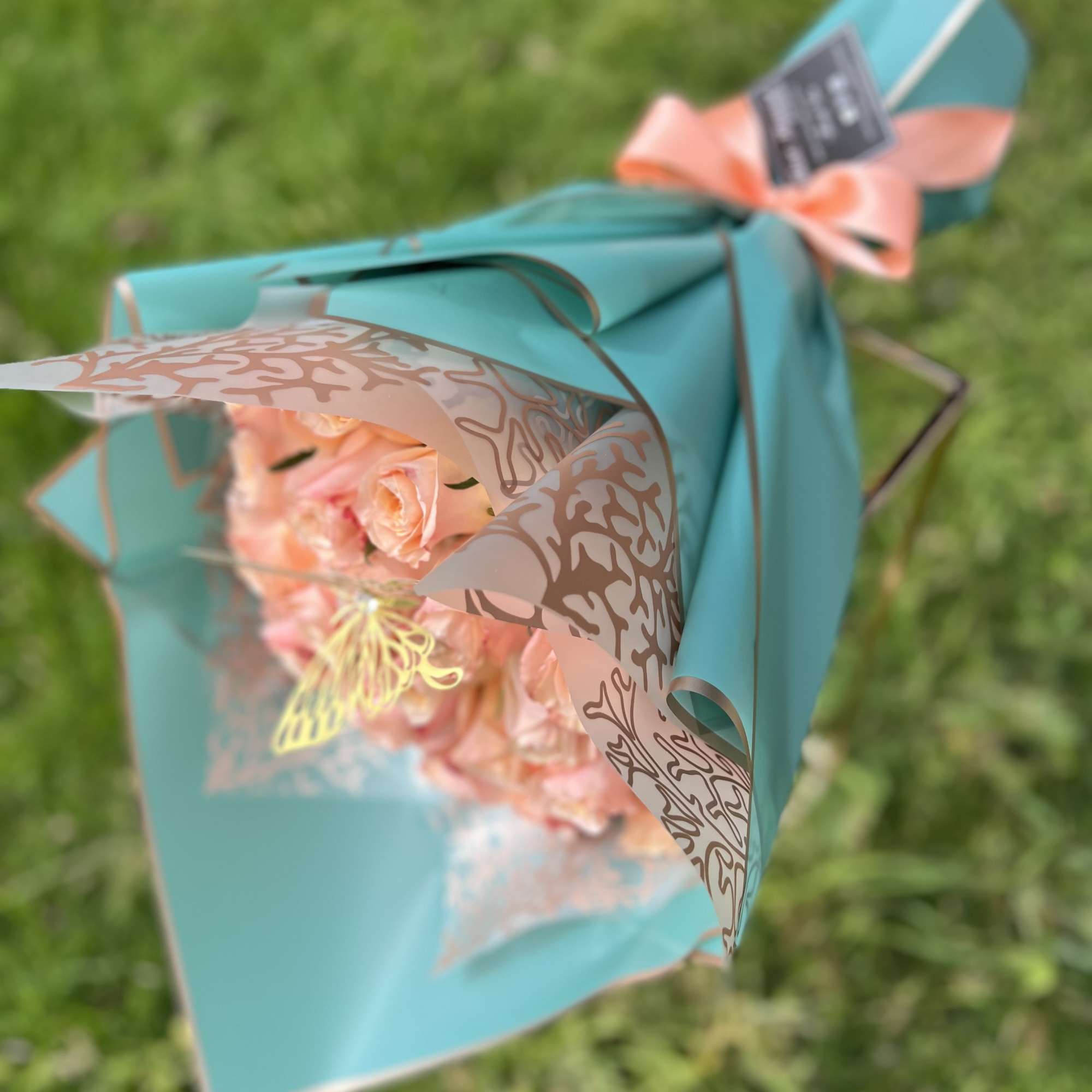 24 Peach Roses
Wrapped green paper 