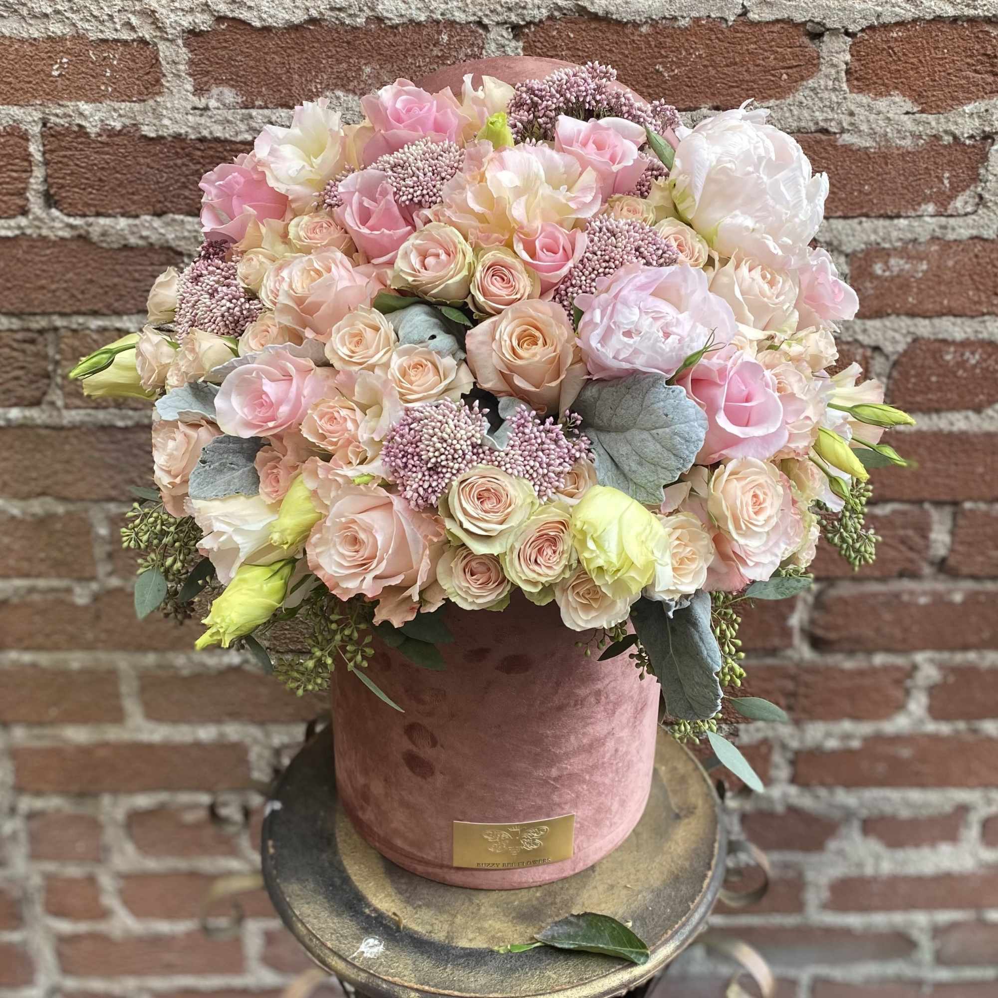 This beautiful arrangement is designed to deliver happiness to a loved ones