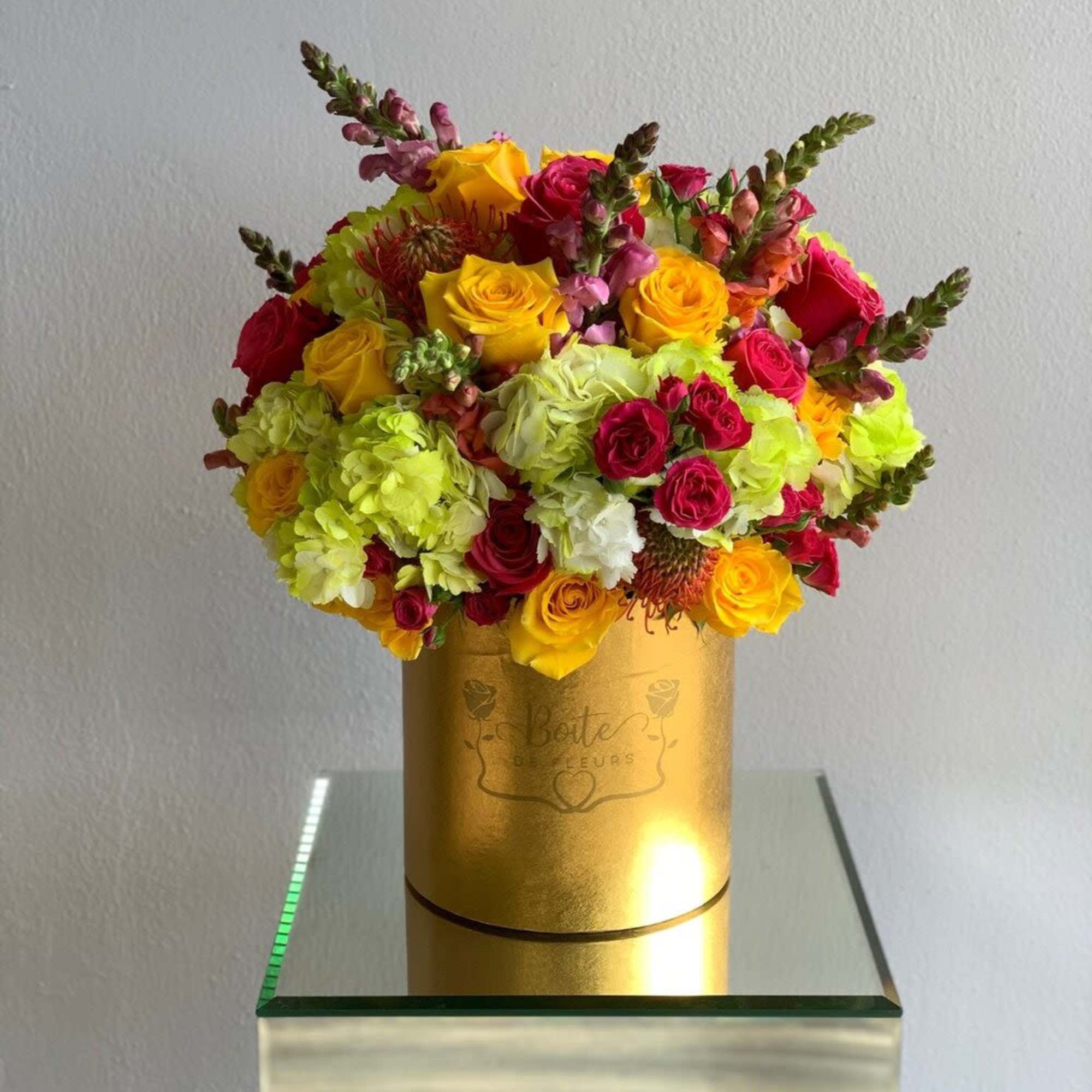 Tropical colors and seasonal florals make this larger than life Boîte feel Tropical colors and seasonal florals make this larger than life Boîte feel