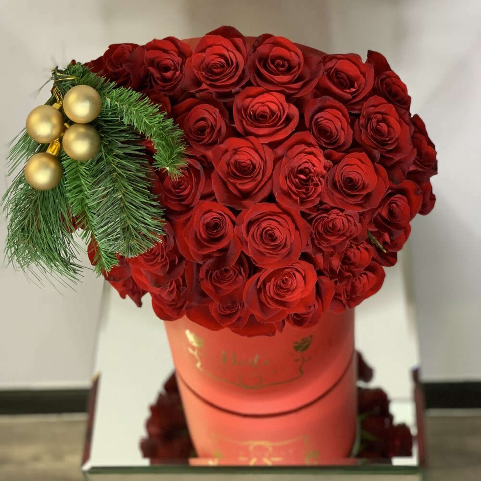 This Boîte comes with over 4 dozen fresh red or red & This Boîte comes with over 4 dozen fresh red or red &
