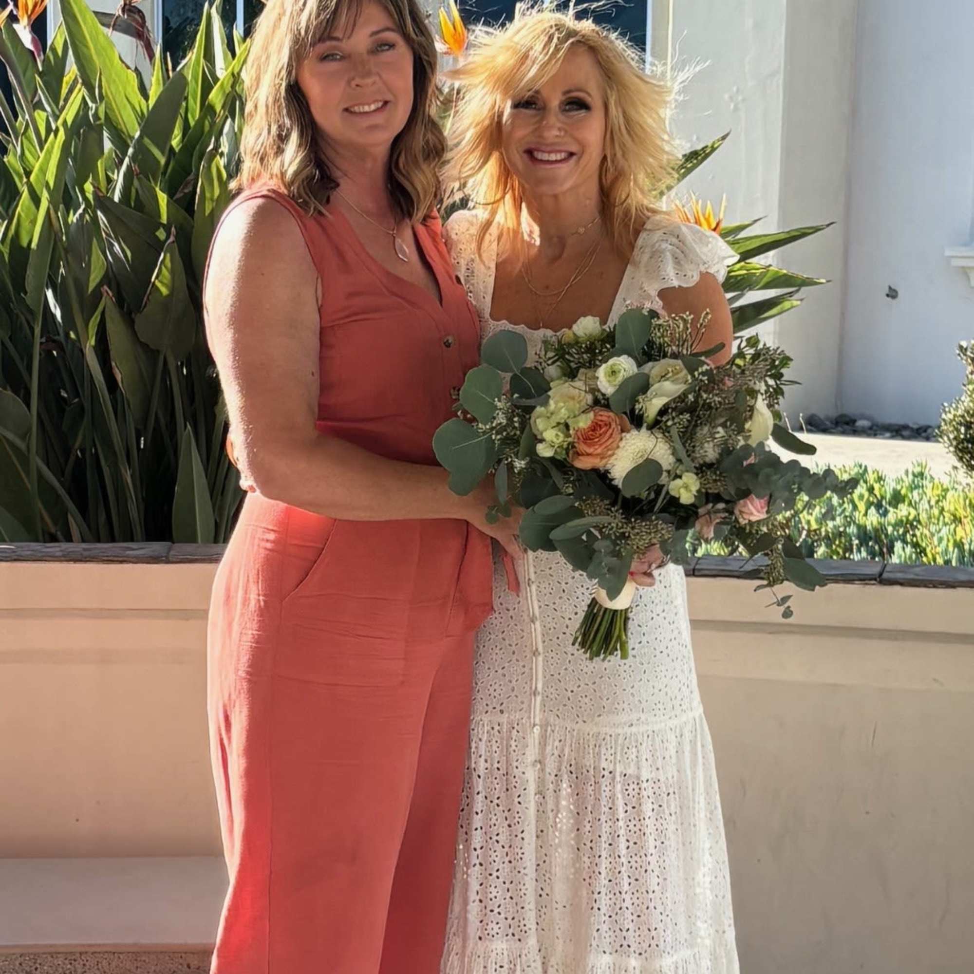 A Beautiful and cute hybrid bouquet for daily and Bridal