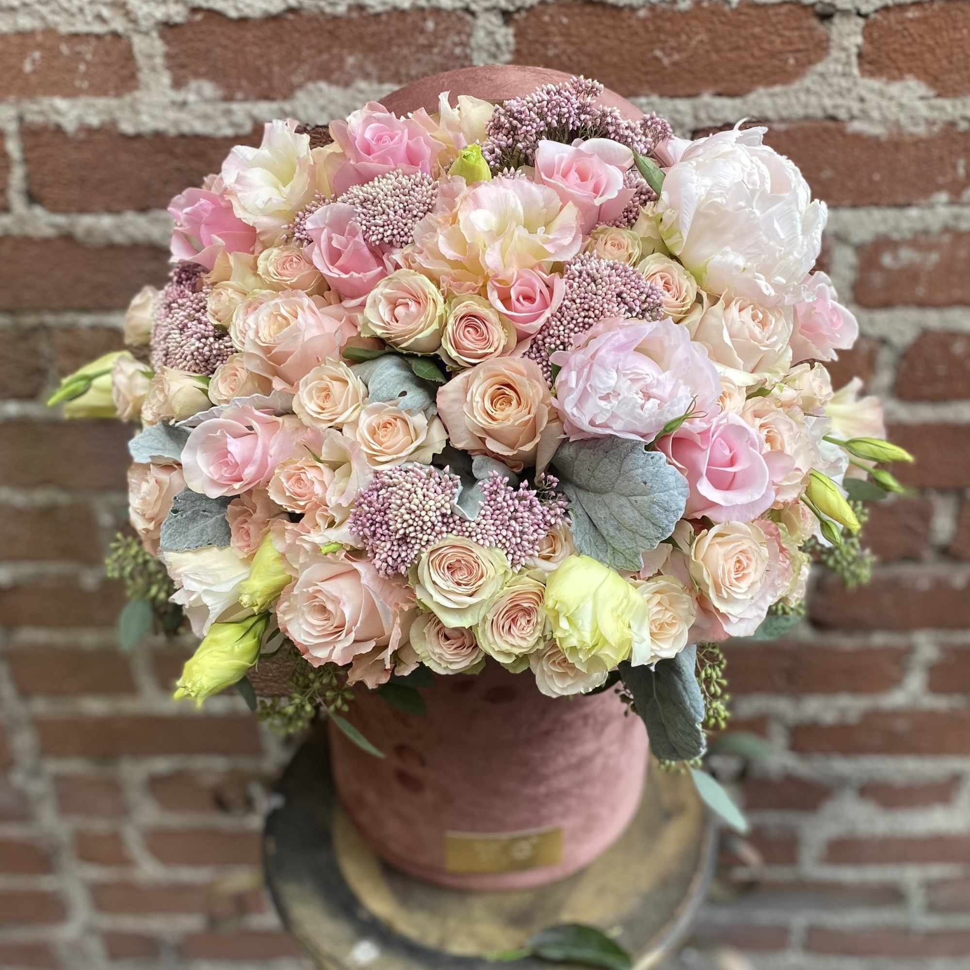 This beautiful arrangement is designed to deliver happiness to a loved ones