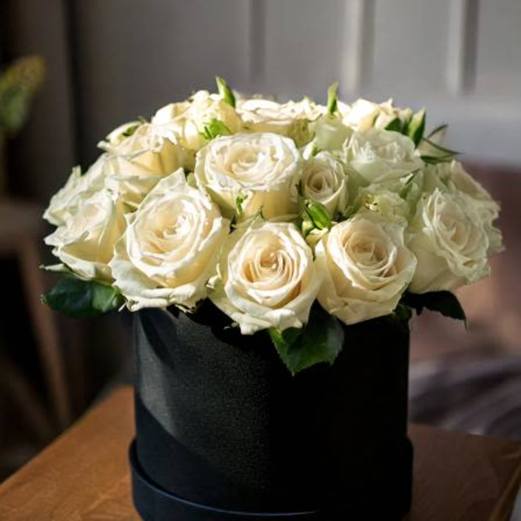 Make a statement with our stunning white roses in black hatbox. Ideal