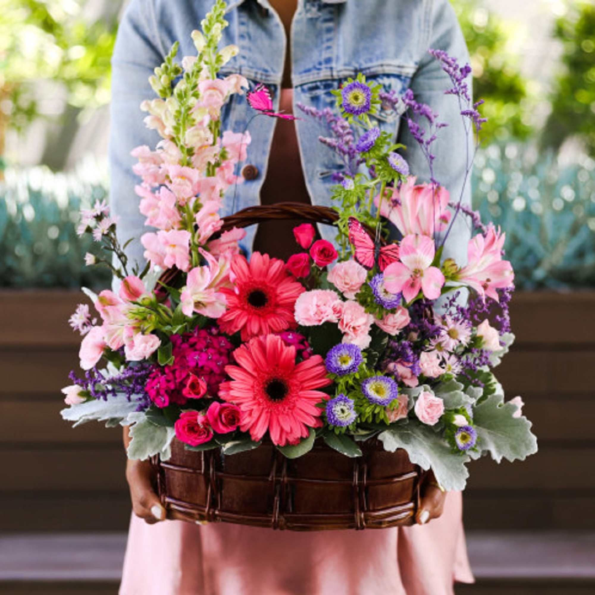 Take a walk through a country meadow with this fresh flower basket!