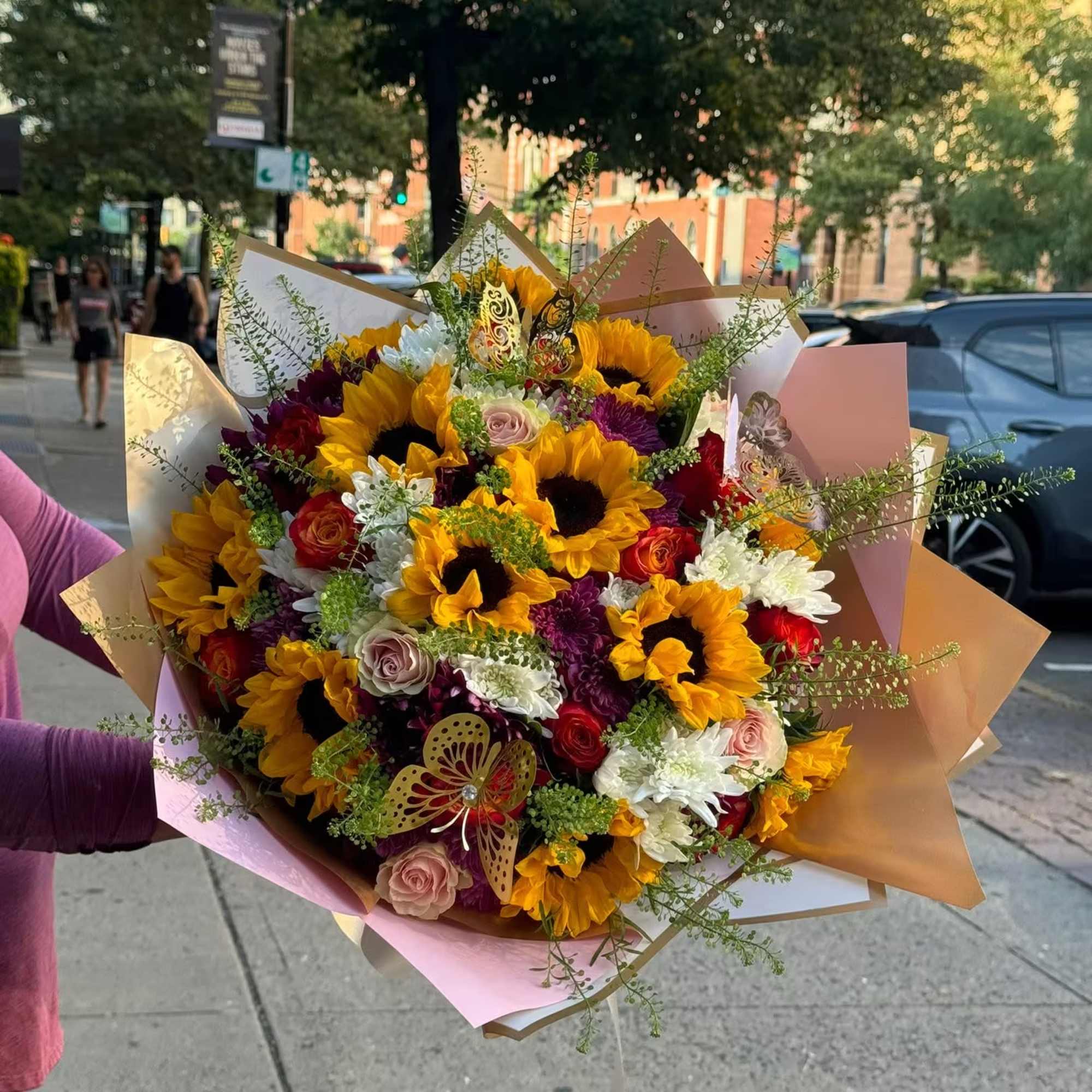 Golden Glow is a vibrant and warm bouquet that combines the majesty