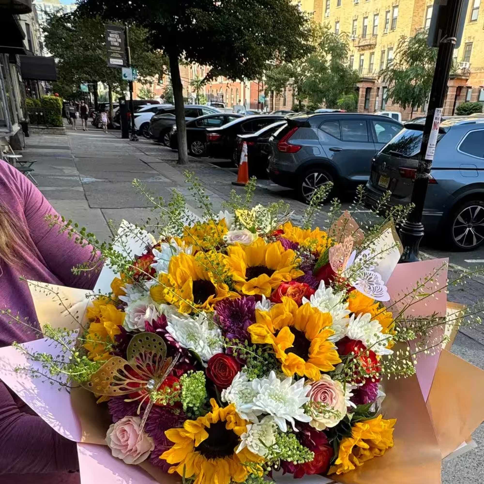 Golden Glow is a vibrant and warm bouquet that combines the majesty