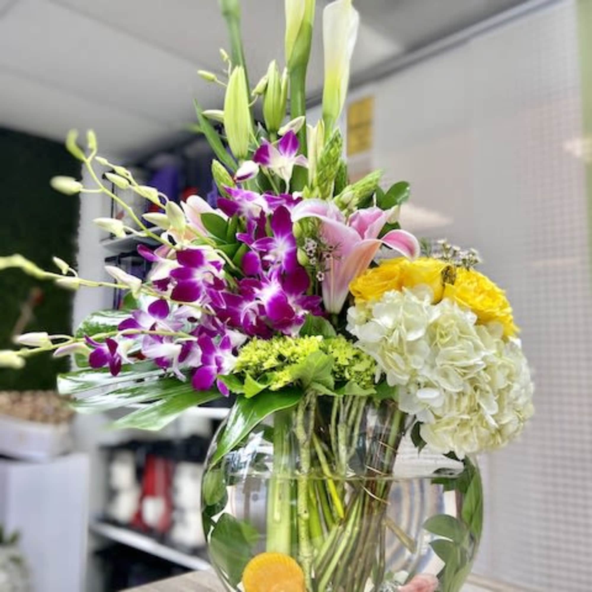 Full Moon Roses and Callas Flower Bouquet: Full moon vase trendy style Full Moon Roses and Callas Flower Bouquet: Full moon vase trendy style