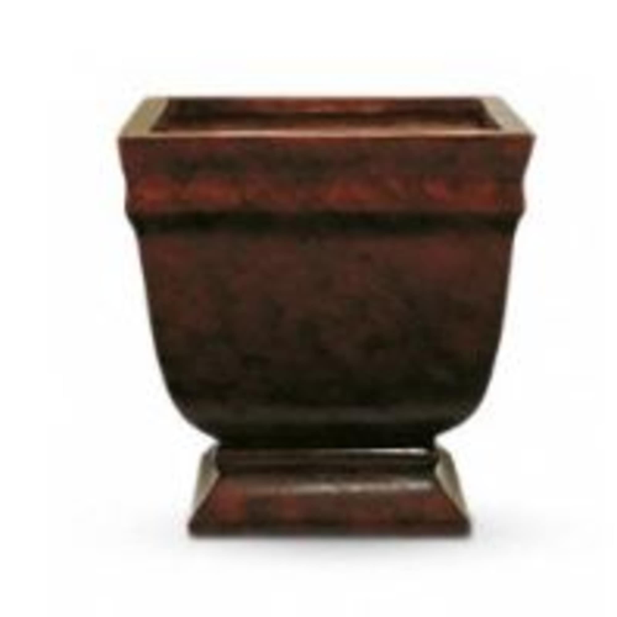 This dramatic display of blooms features flowers such as peach roses, light