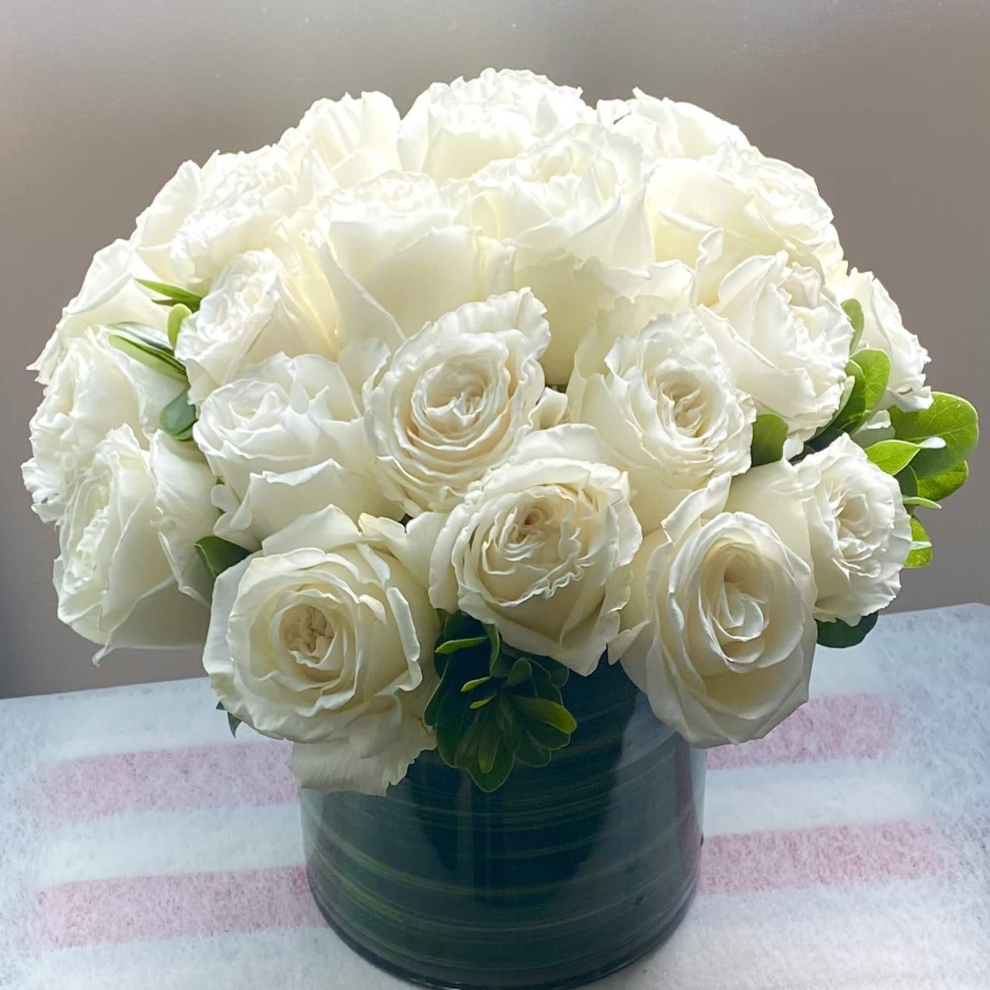 Make a bold statement with this elegantly simple design. White roses symbolize