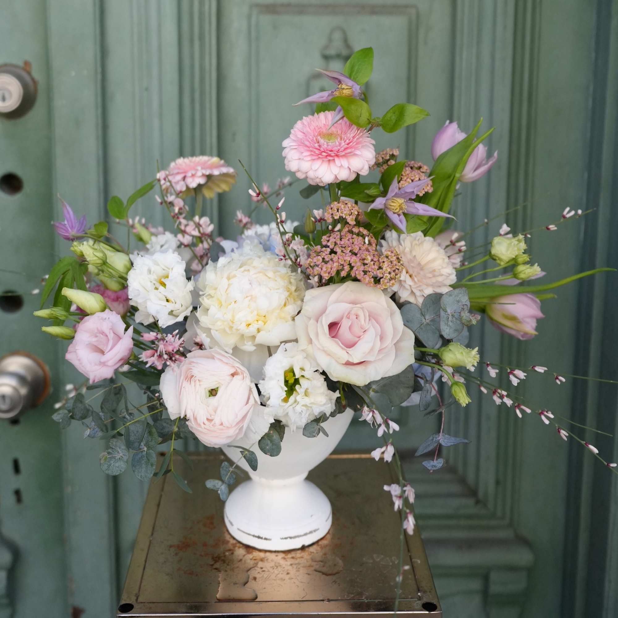 A sumptuous arrangement made with the freshest and most exquisite seasonal flowers A sumptuous arrangement made with the freshest and most exquisite seasonal flowers