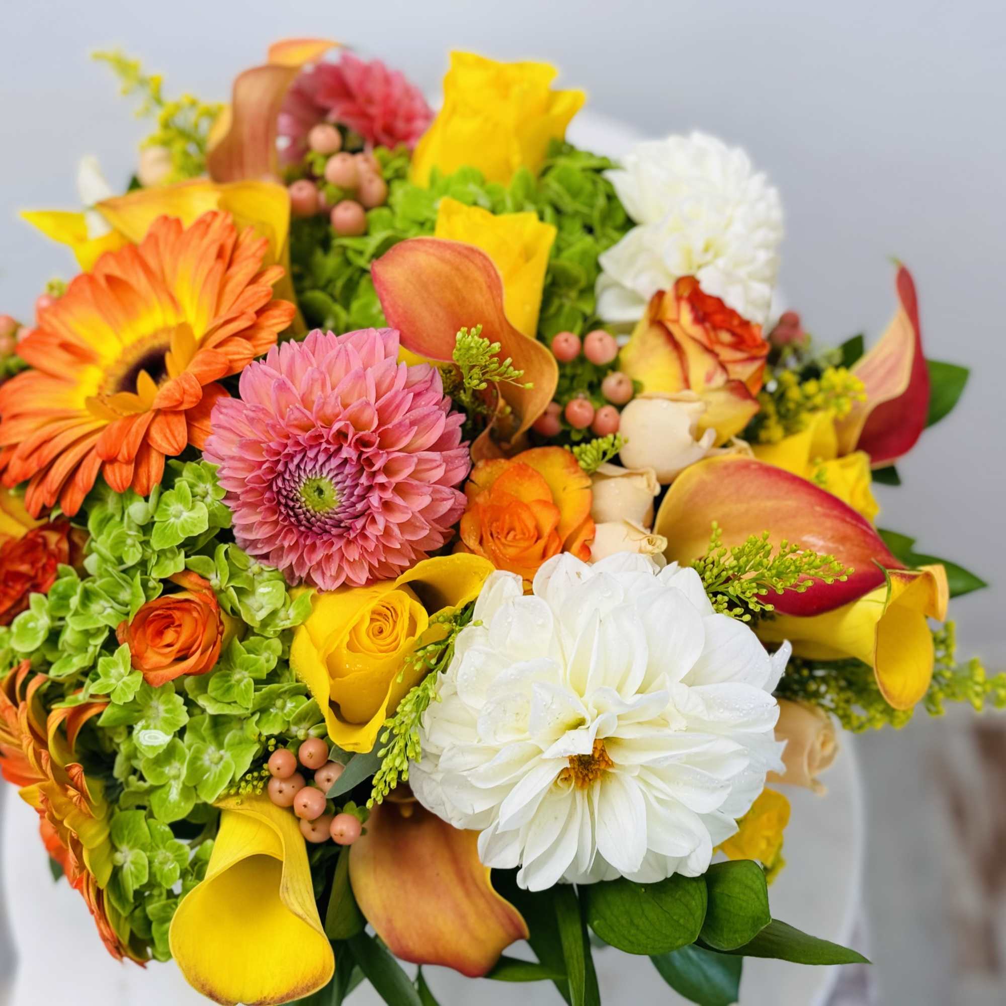 A luxe arrangement full of sunshine! 