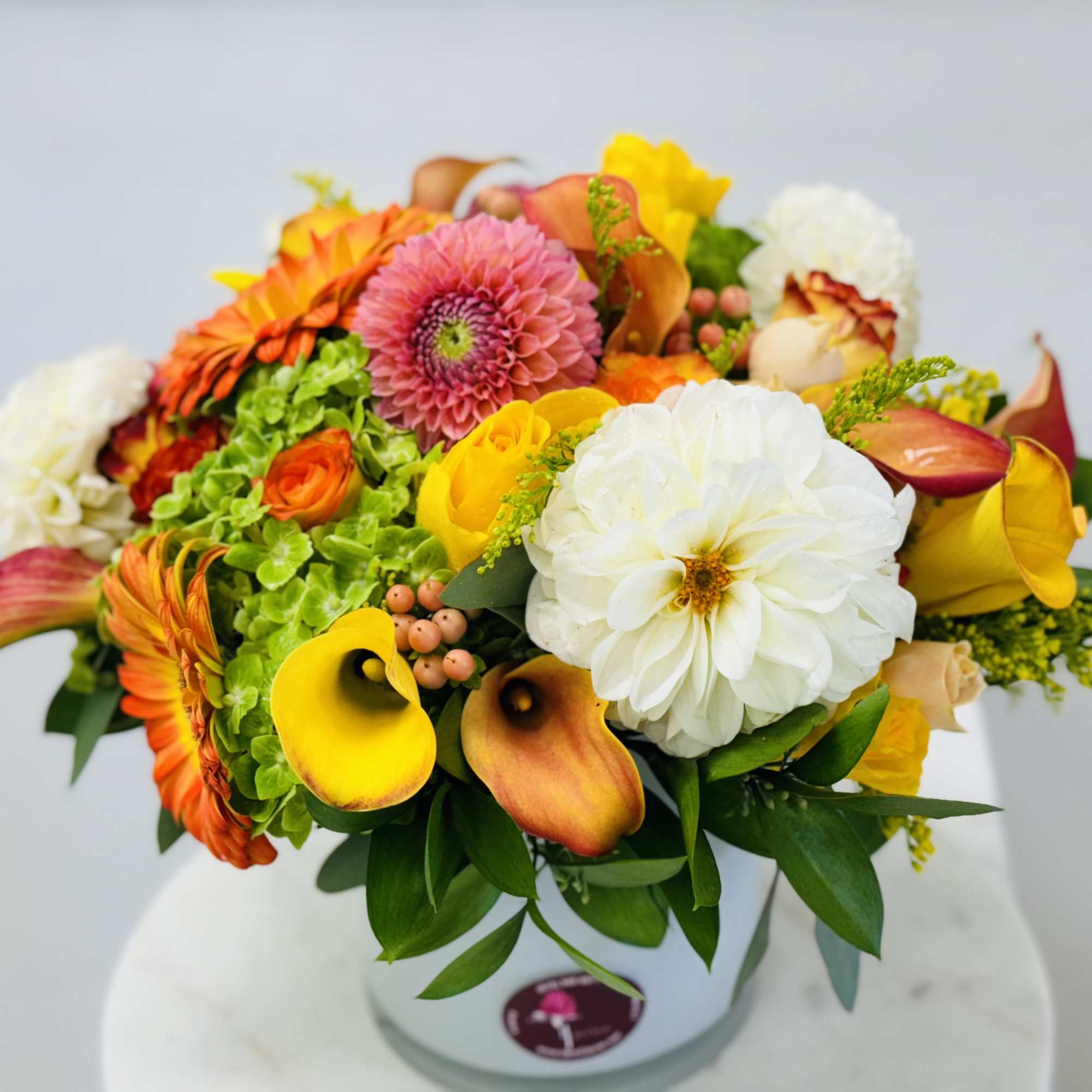 A luxe arrangement full of sunshine! 