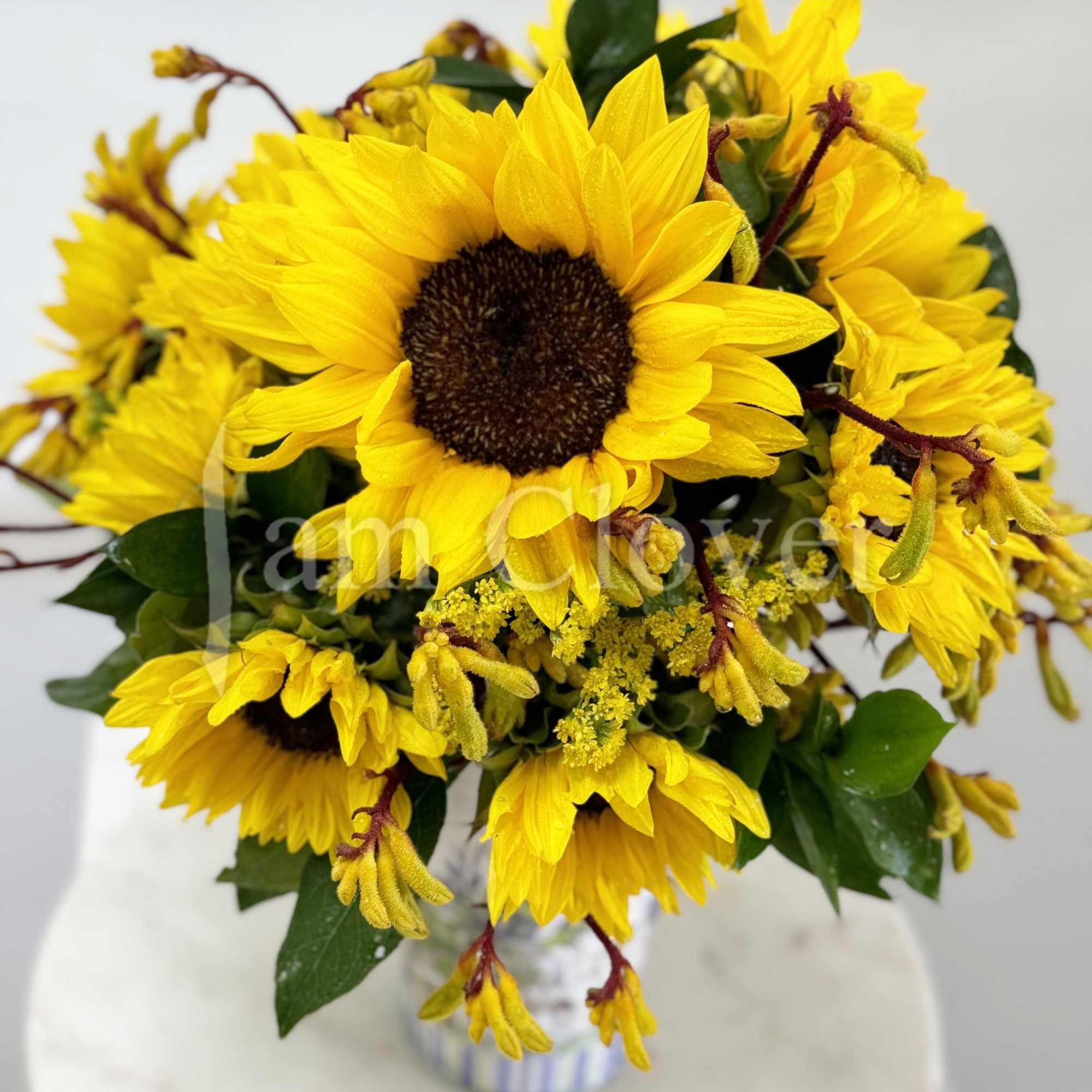 Bring some sunshine into your home or office. It&rsquo;s an elegant arrangement