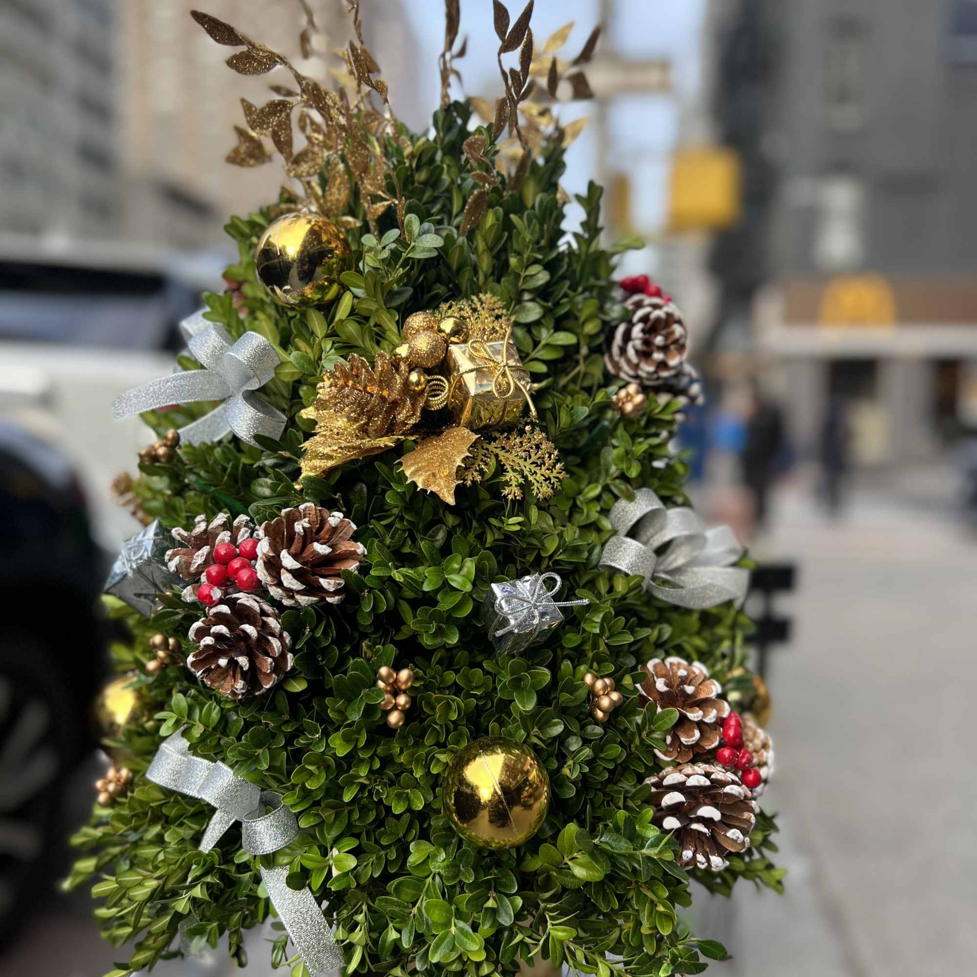  Decorated Christmas tree made of boxwood perfect for table tops.