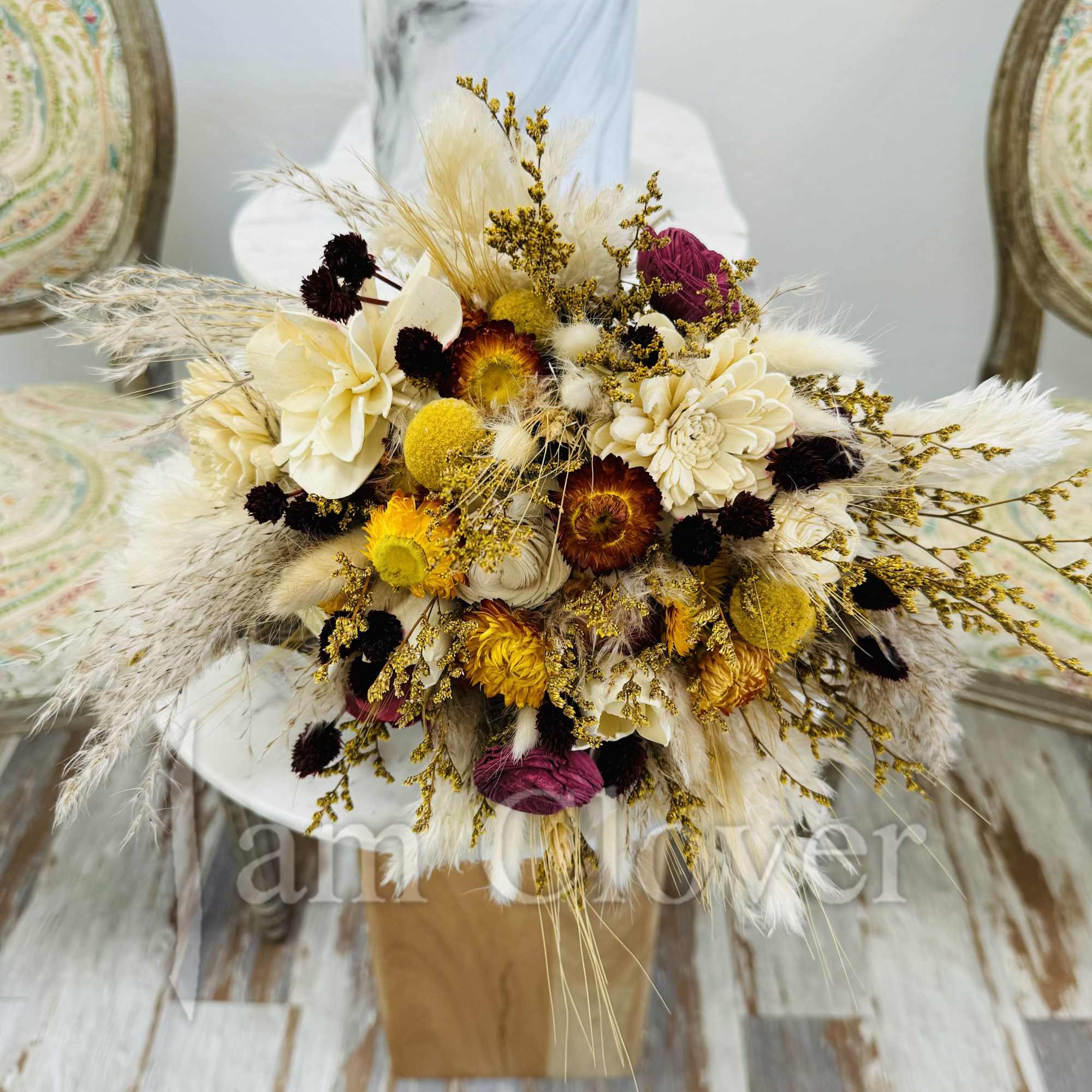 This Preserved Bouquet  is very beautiful in warm tones and rich