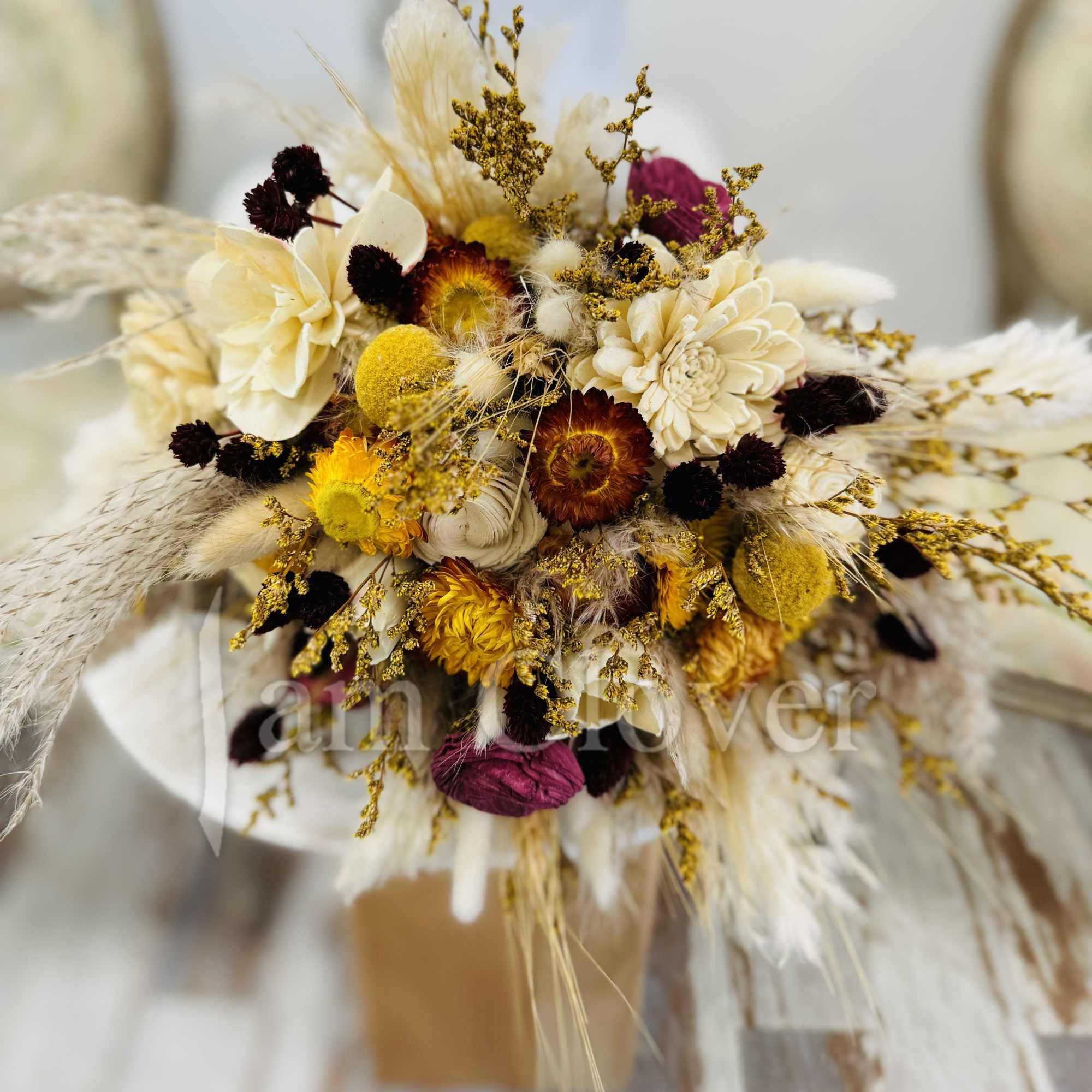 This Preserved Bouquet  is very beautiful in warm tones and rich