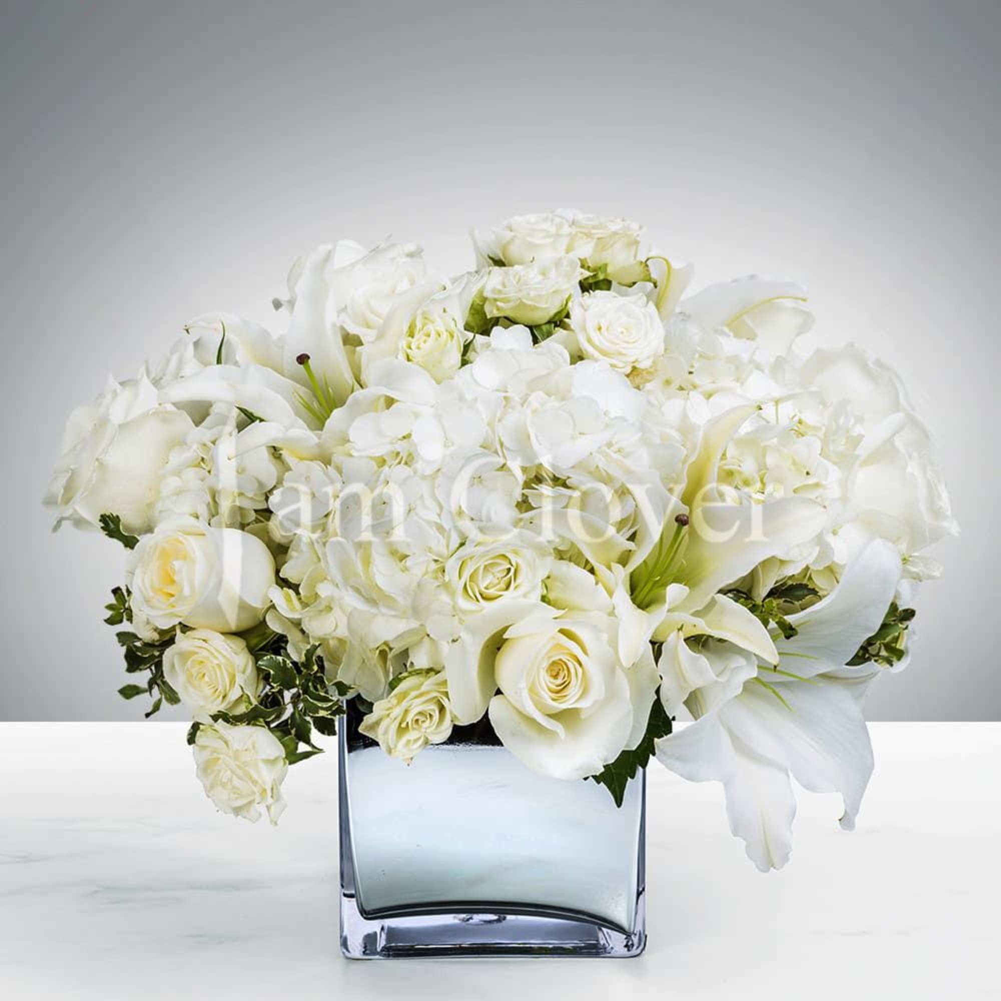 Bringing the spirit and cool tones of the snowy season!

Fulfill your floral