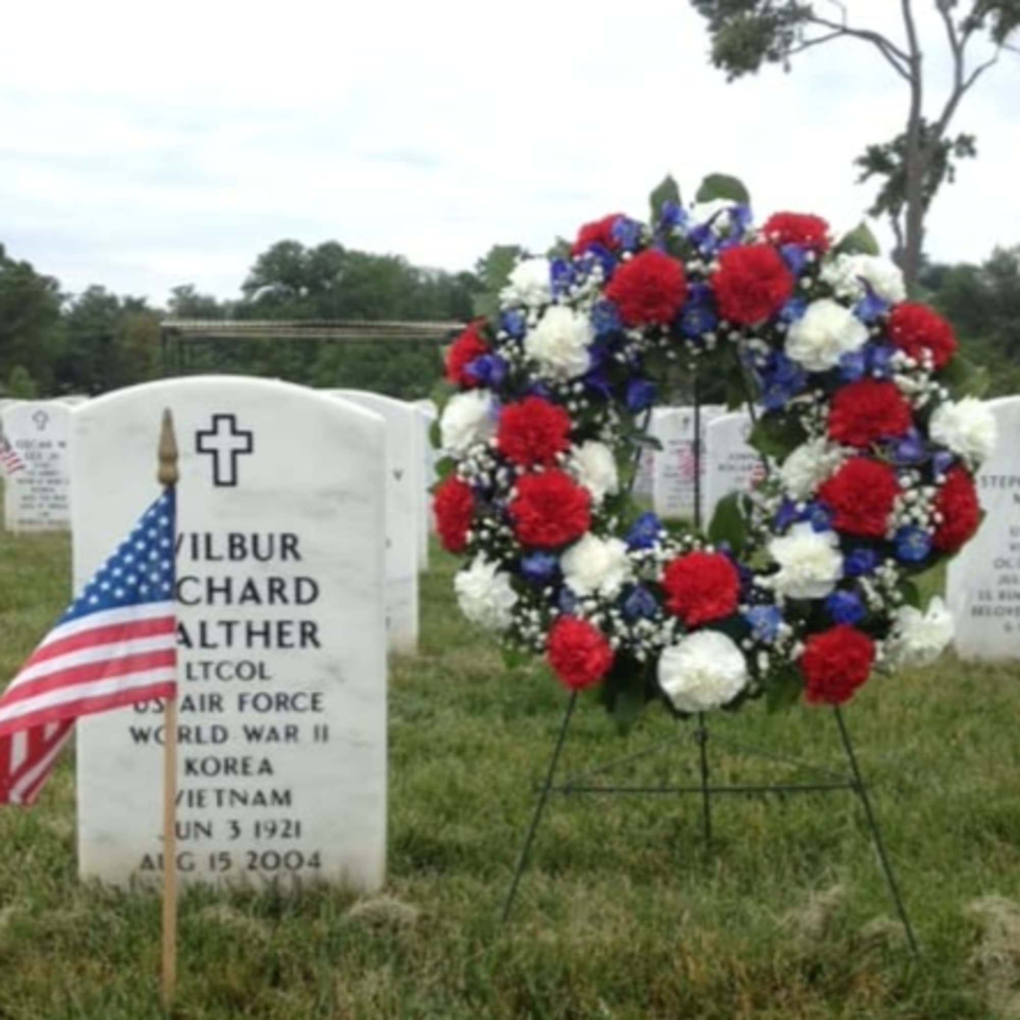 24 INCH PATRIOTIC WREATH FOR GRAVESITE 

This wreath of red and white