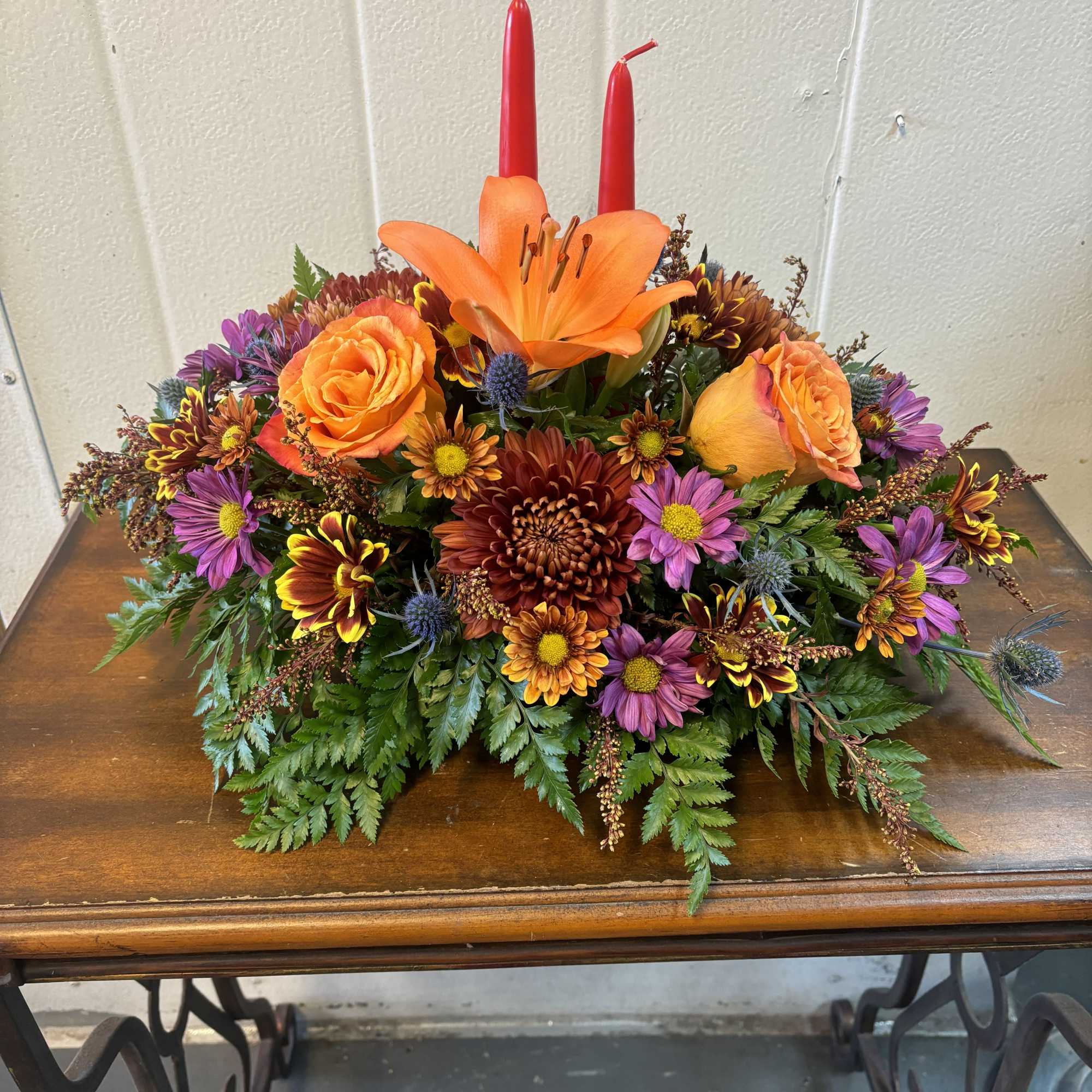 Show how grateful you are with this beautiful arrangement for your dinner