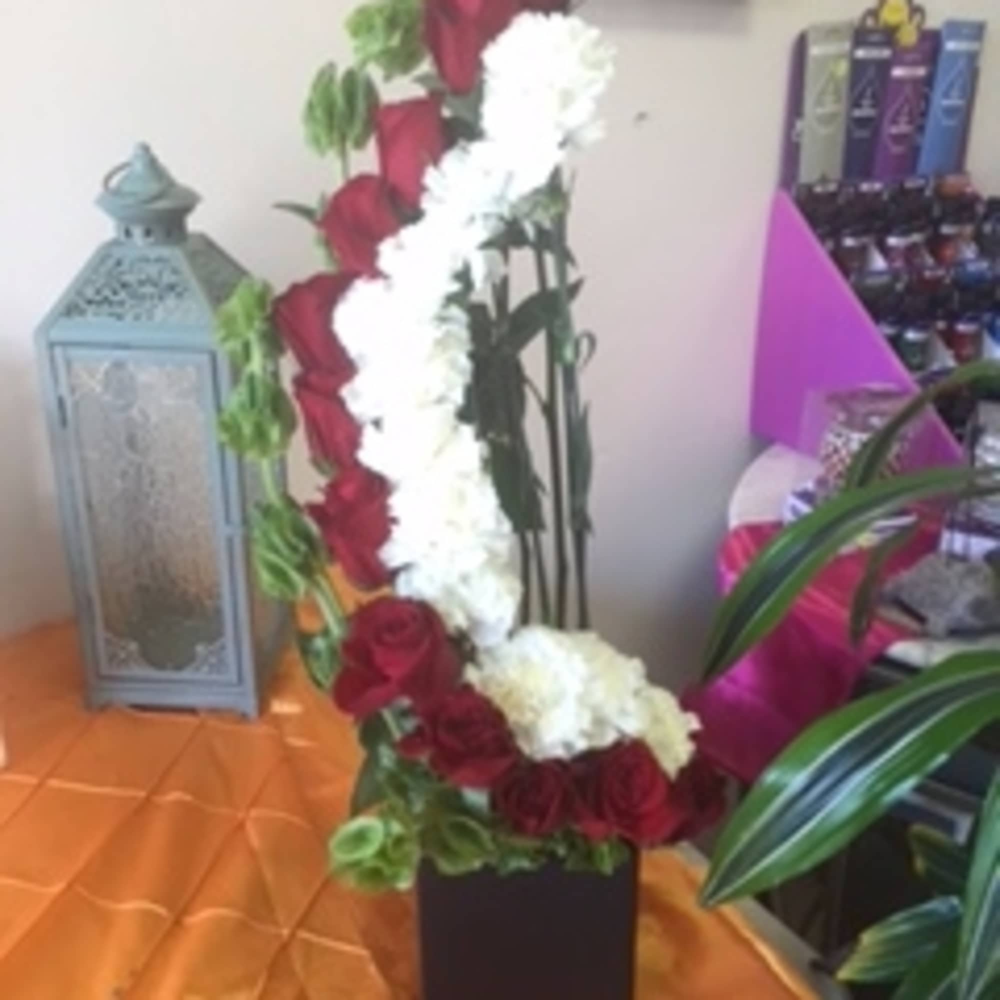 ELEGANT DESIGN WITH PREMIUM FLOWERS, 12 RED ROSES IN SCALE WITH GREEN