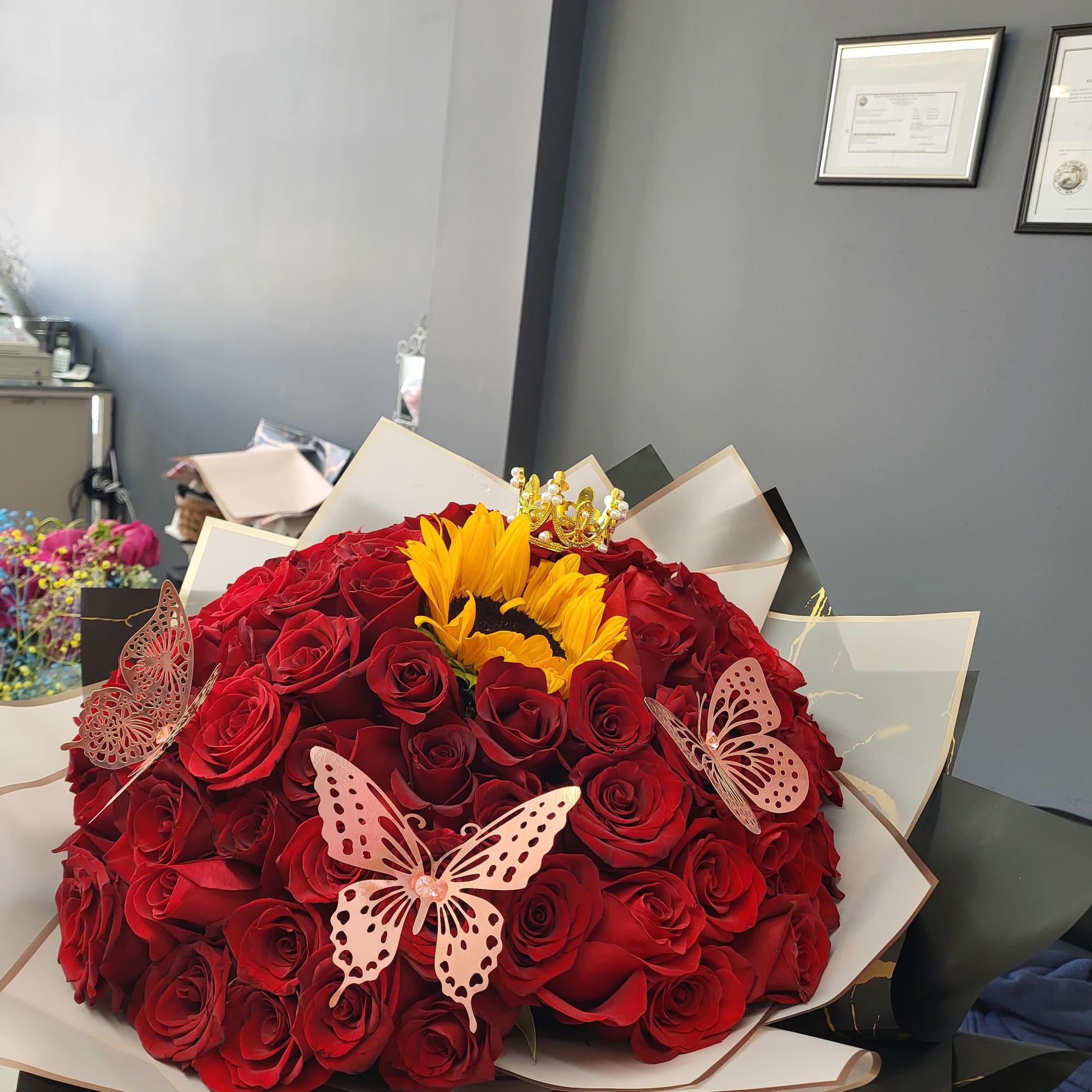 This is a bouquet of 75 roses it includes butterfly add on This is a bouquet of 75 roses it includes butterfly add on