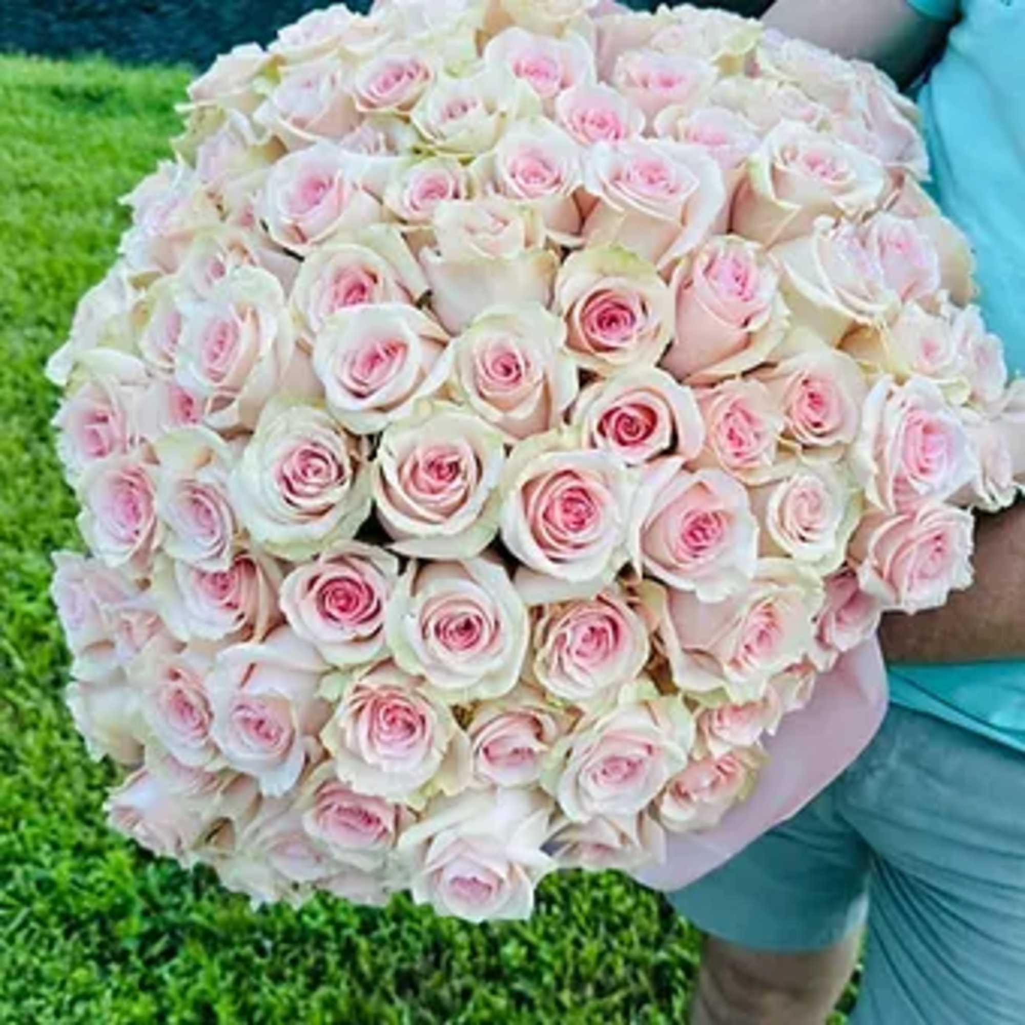 A beautiful bouquet of long-stem roses will not leave the recipient indifferent.&nbsp;

Wrapped