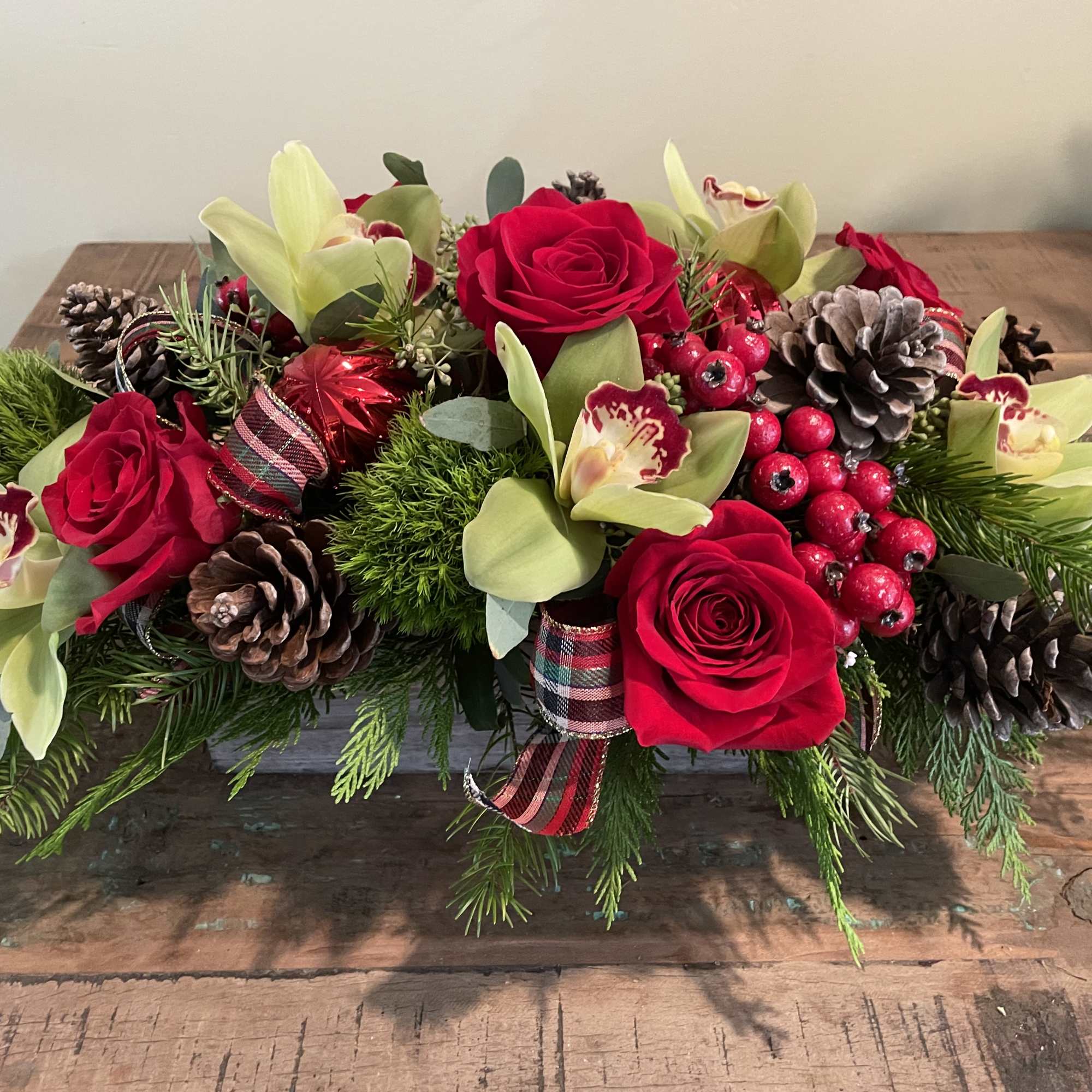 Green cymbidiums, red roses, green ball dianthus and other adornments will brighten