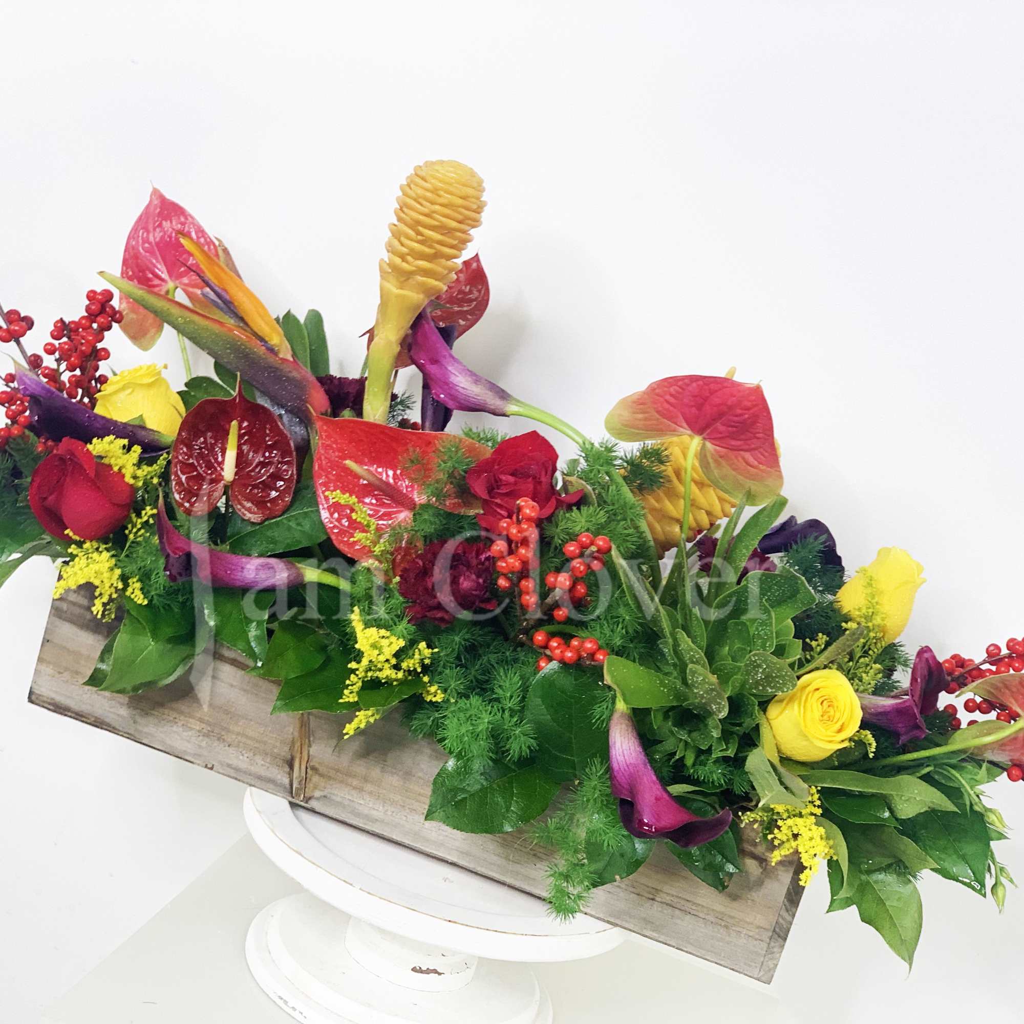 This basket combines the warm richness of burgundy and bursts of yellow