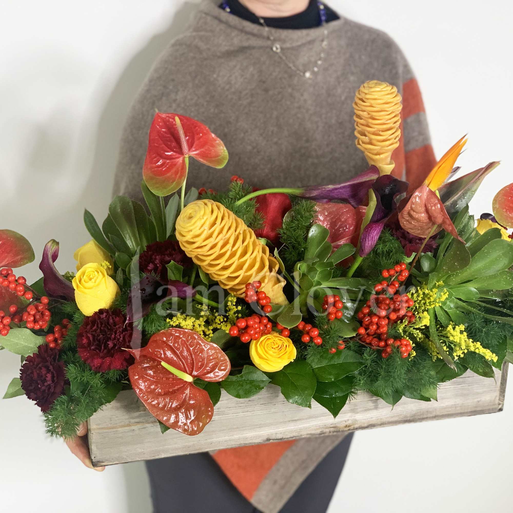 This basket combines the warm richness of burgundy and bursts of yellow