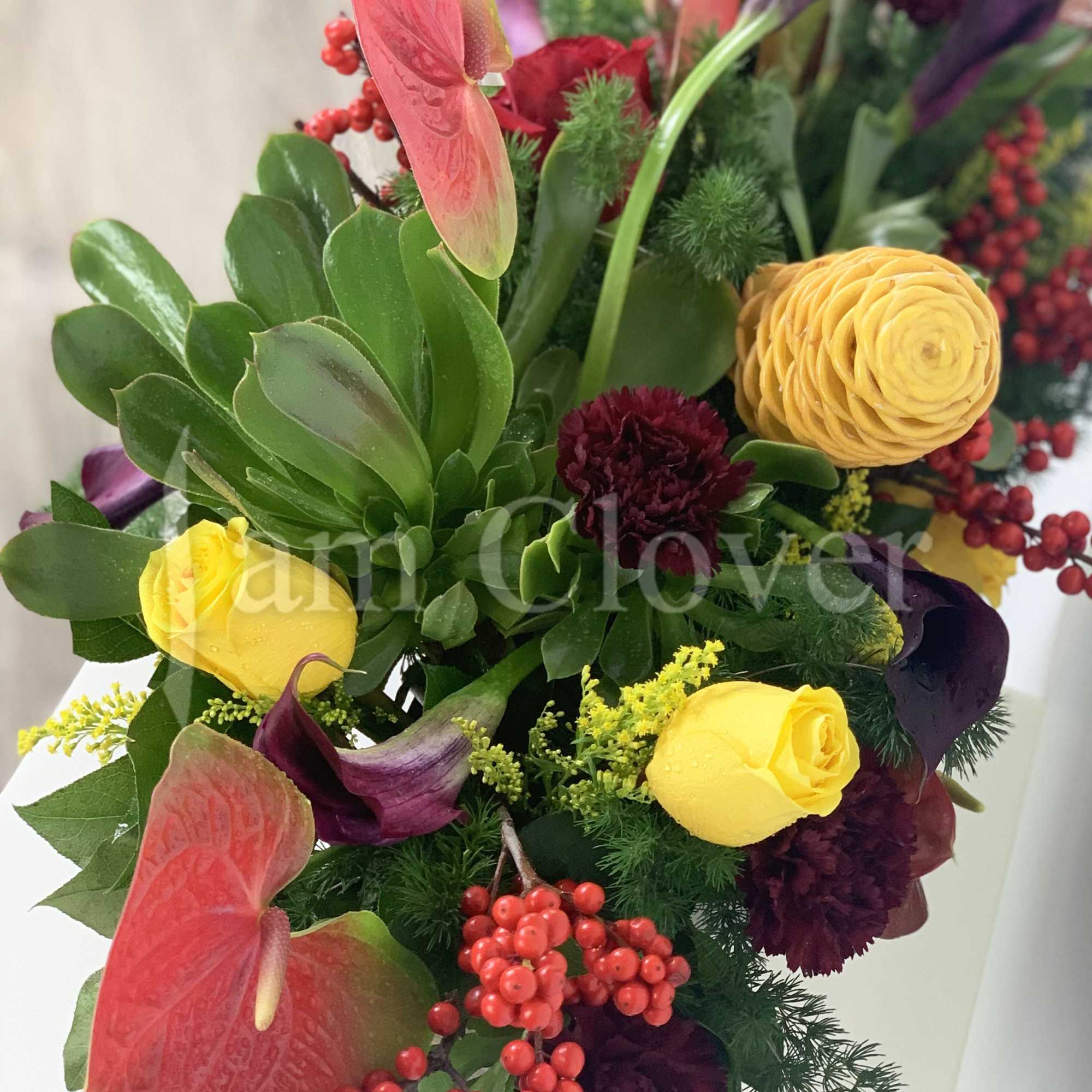 This basket combines the warm richness of burgundy and bursts of yellow