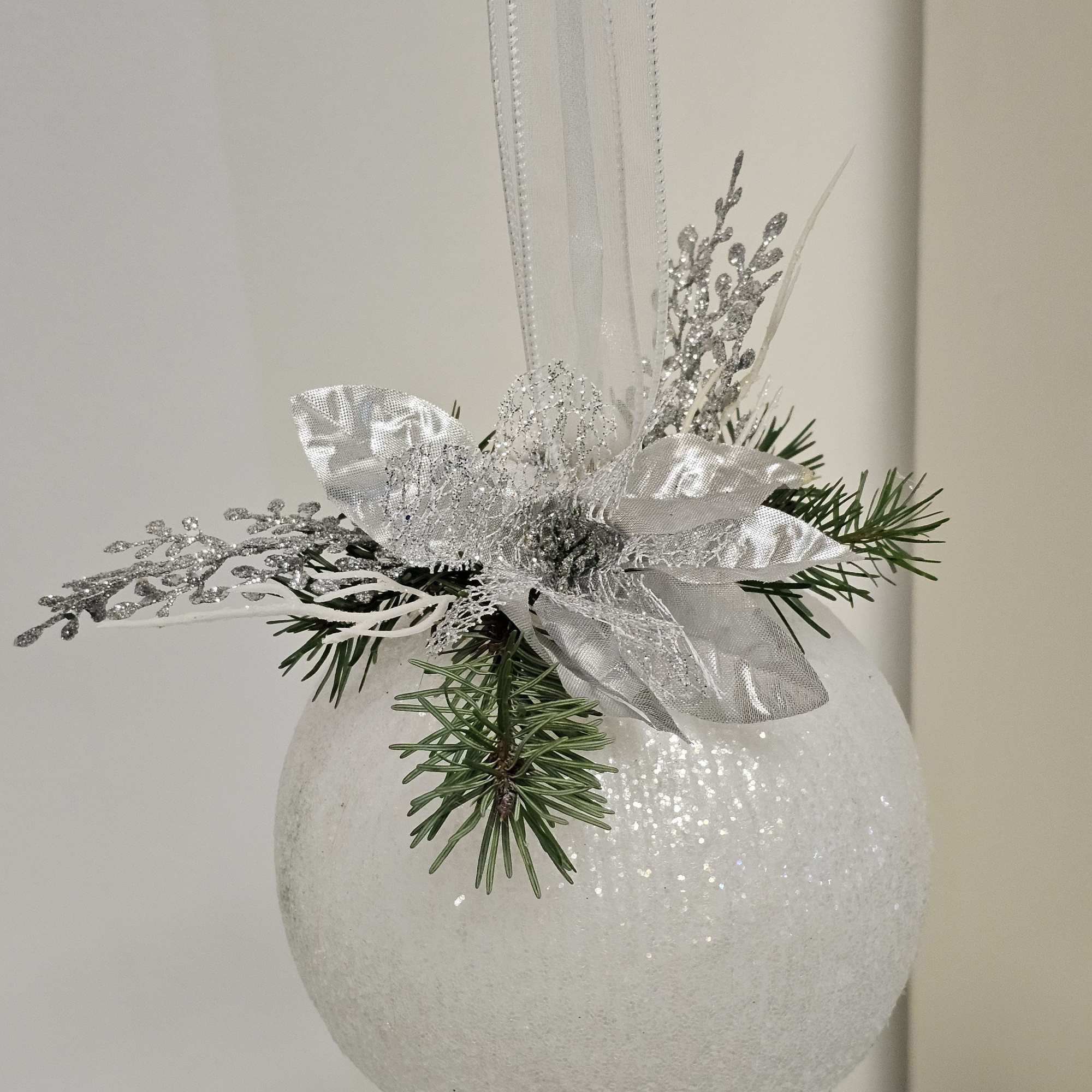 These beautiful balls can color your Christmas corner.