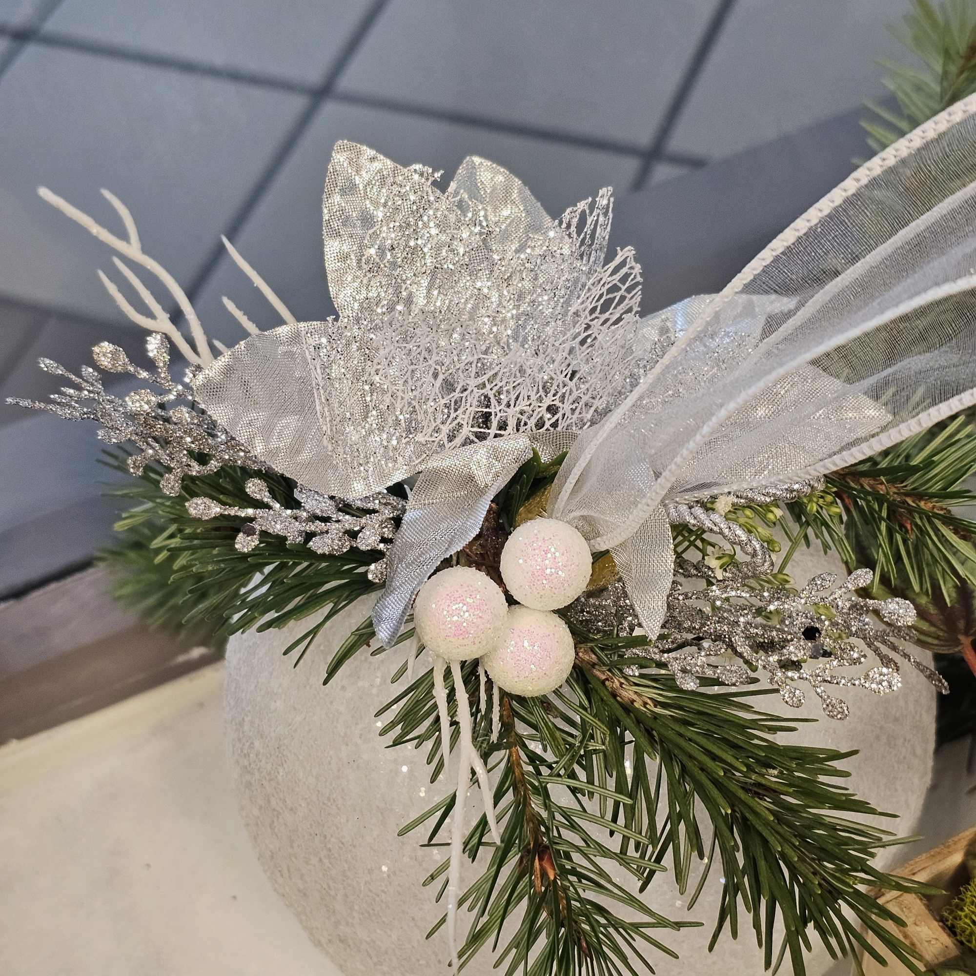 These beautiful balls can color your Christmas corner.