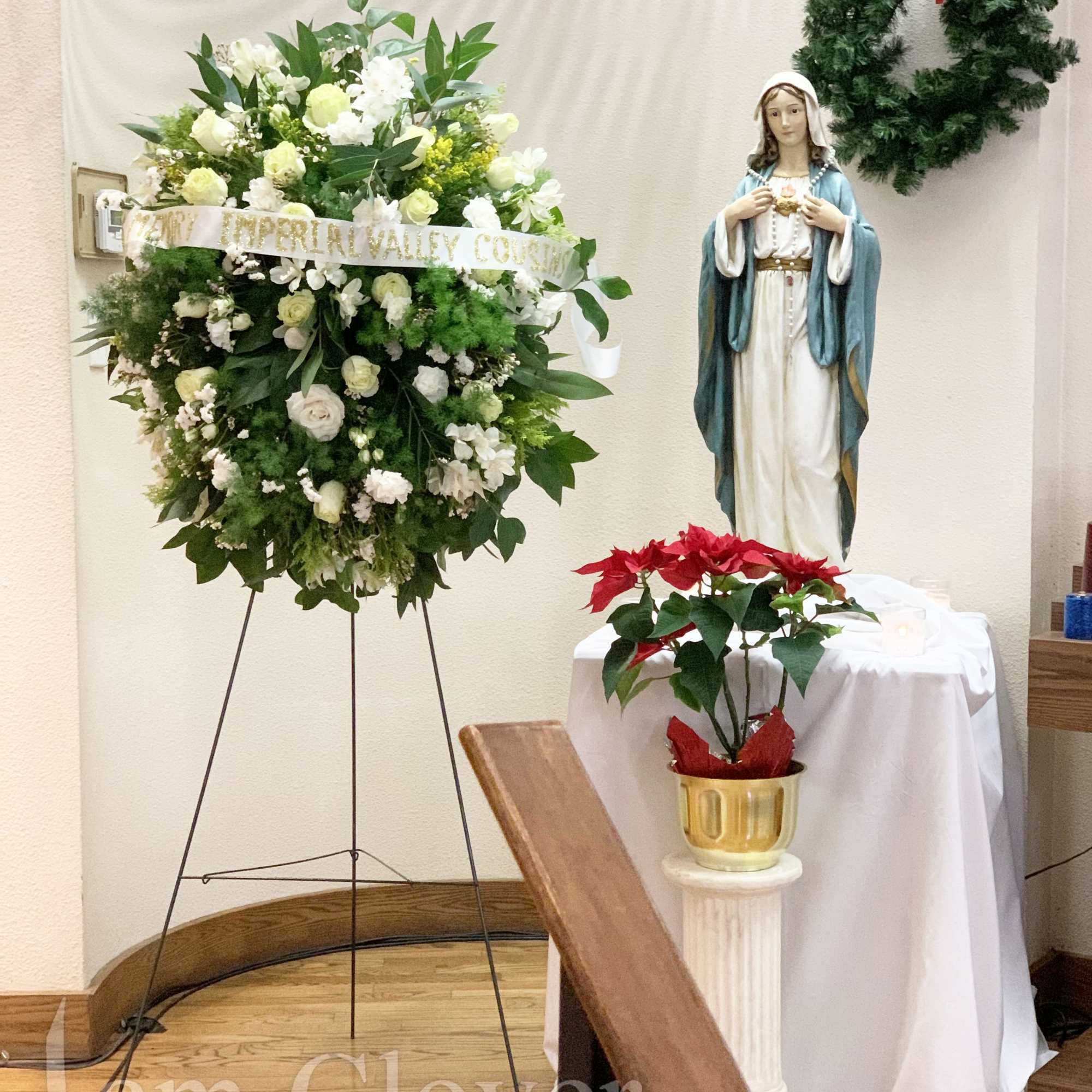 An elegant tribute! 
Sizes: Small  18-20 inch,  Medium 24-25 inch