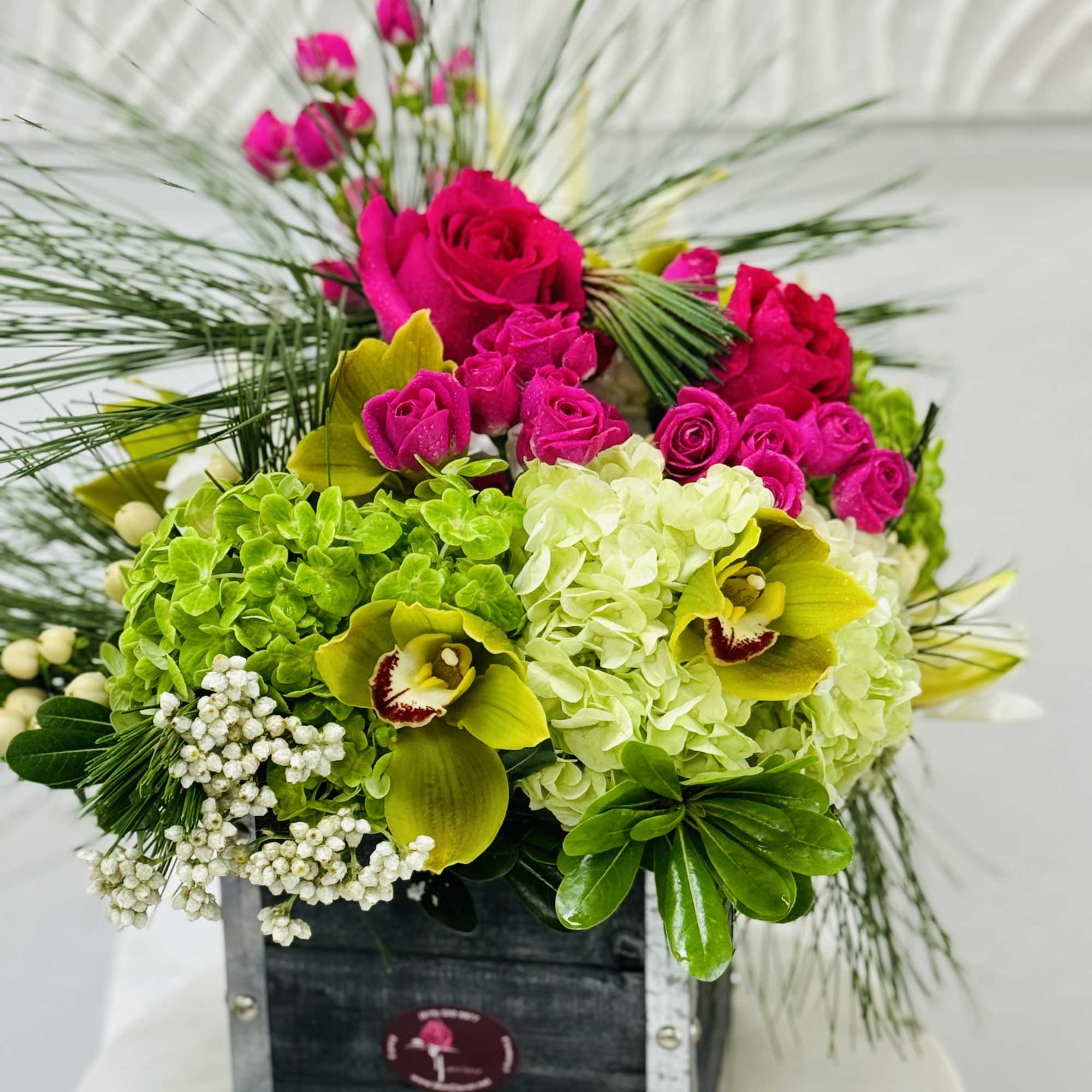 This stylish arrangement is good for a nice gesture, for Father&rsquo;s Day