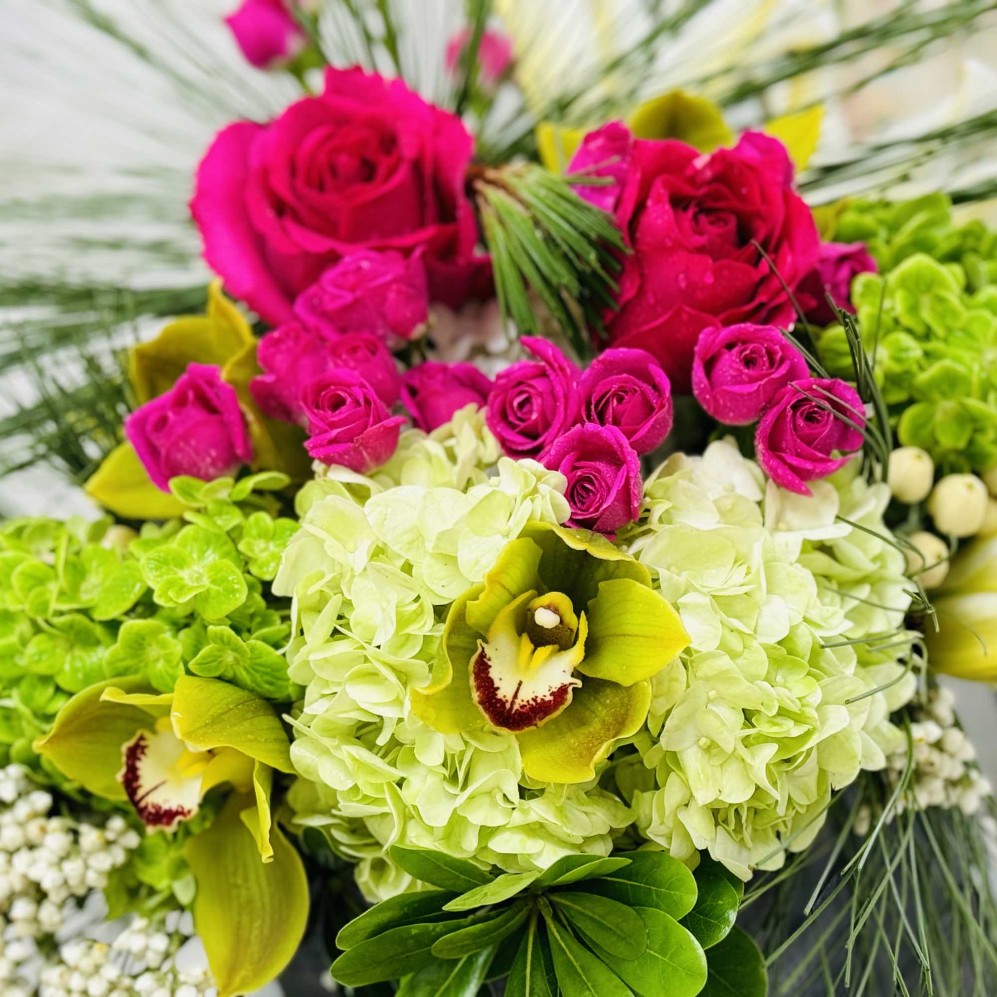 This stylish arrangement is good for a nice gesture, for Father&rsquo;s Day